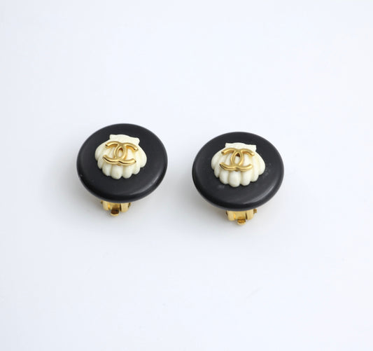 CHANEL Chanel Vintage 96C Gold Plated Black And White Shell Earrings - Onesize Fashion Jewellery - Used fashion item from Top Quality Luxury Designers Bag