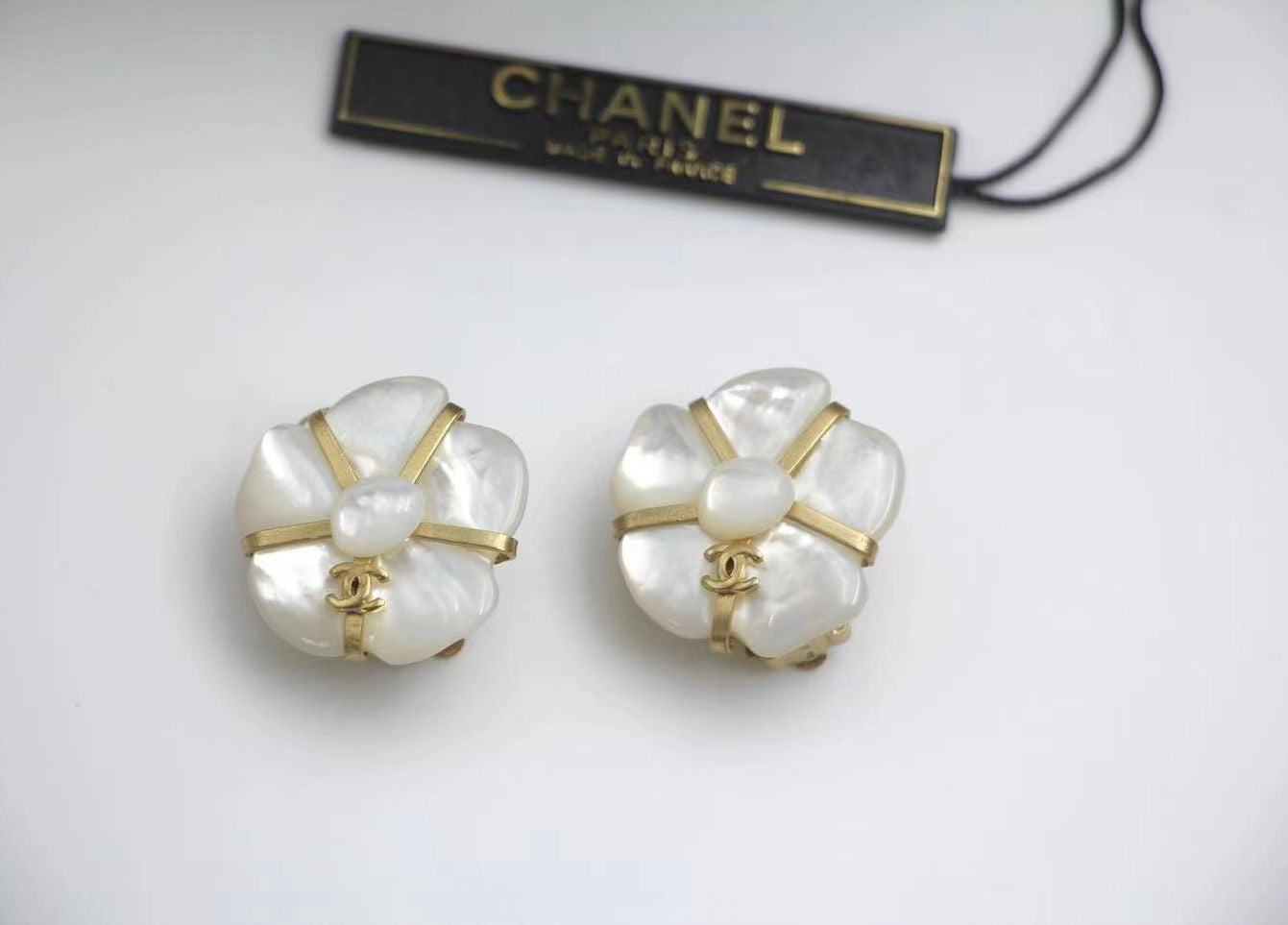 CHANEL Chanel Vintage 01A Mother-Of-Pearl White Earrings - Onesize Fashion Jewellery - Used fashion item from Top Quality Luxury Designers Bag