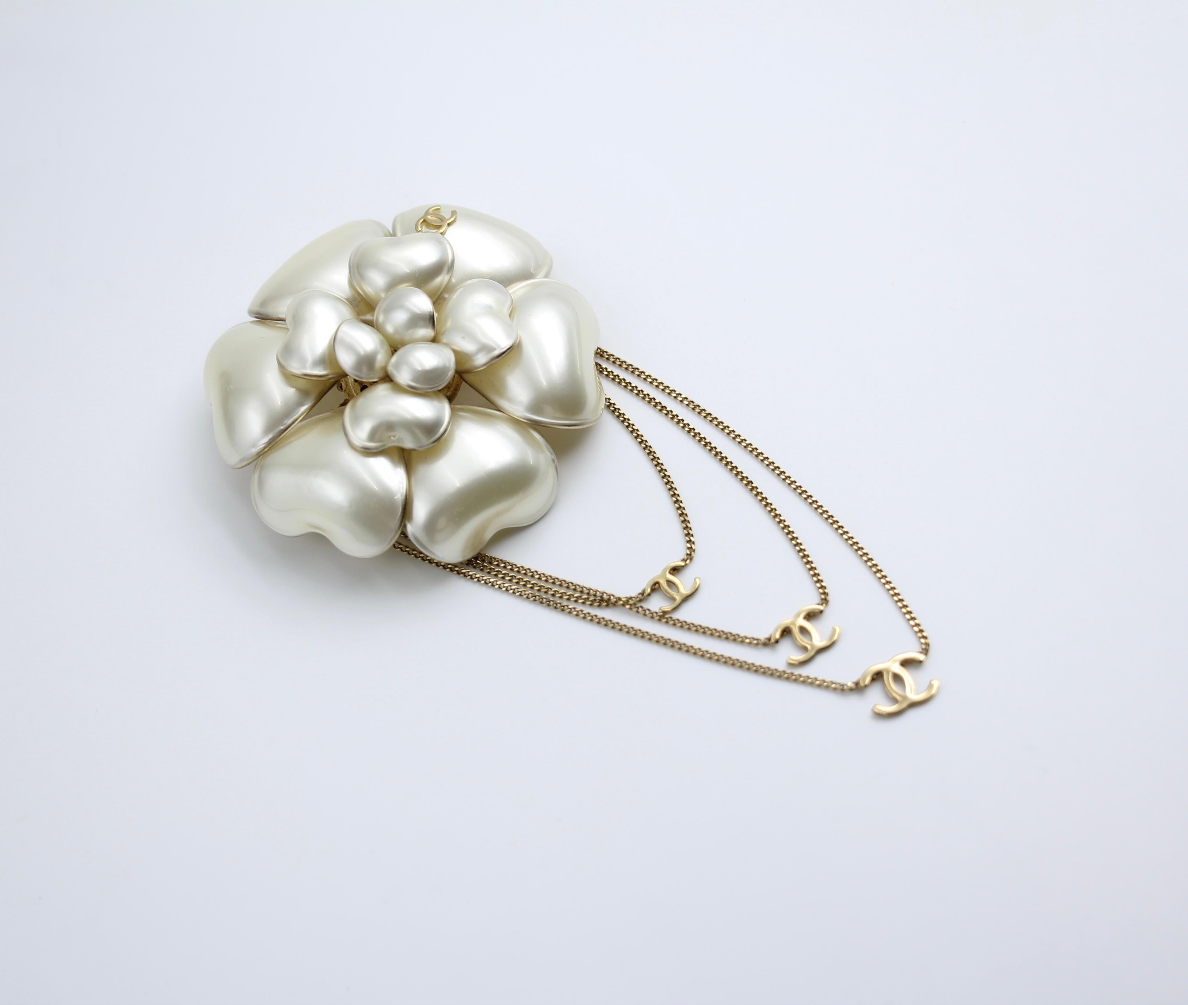 CHANEL Chanel Vintage 02A Imitation Pearl White Camellia Three Cc Brooch - Onesize Fashion Jewellery - Used fashion item from Top Quality Luxury Designers Bag