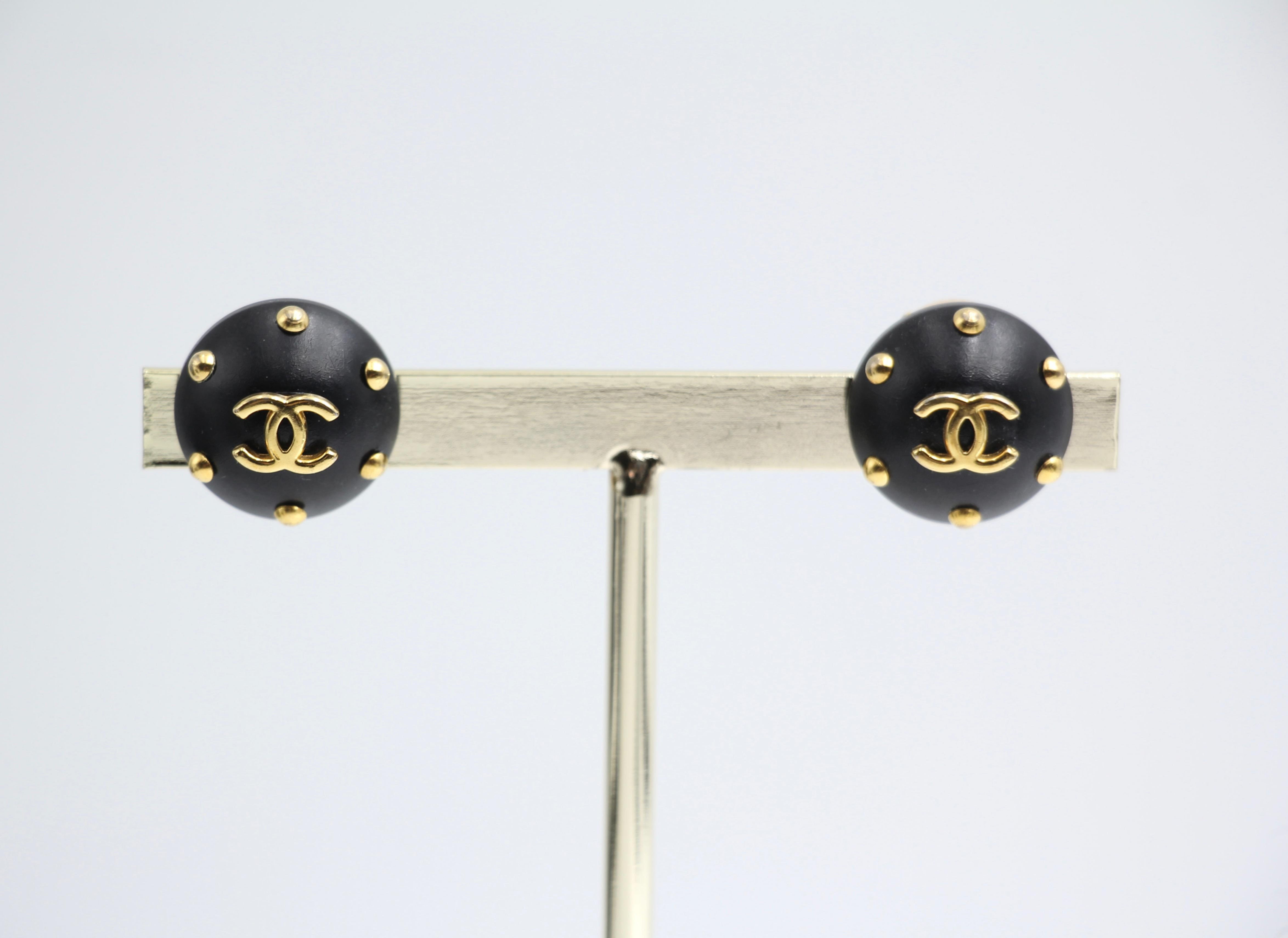CHANEL Chanel Vintage 96C Resin Black Gold Dot Earrings - Onesize Fashion Jewellery - Used fashion item from Top Quality Luxury Designers Bag