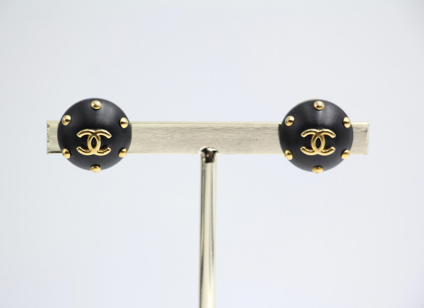 CHANEL Chanel Vintage 96C Resin Black Gold Dot Earrings - Onesize Fashion Jewellery - Used fashion item from Top Quality Luxury Designers Bag