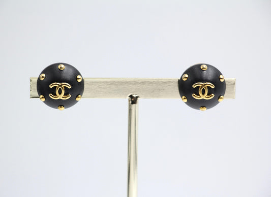 CHANEL Chanel Vintage 96C Resin Black Gold Dot Earrings - Onesize Fashion Jewellery - Used fashion item from Top Quality Luxury Designers Bag