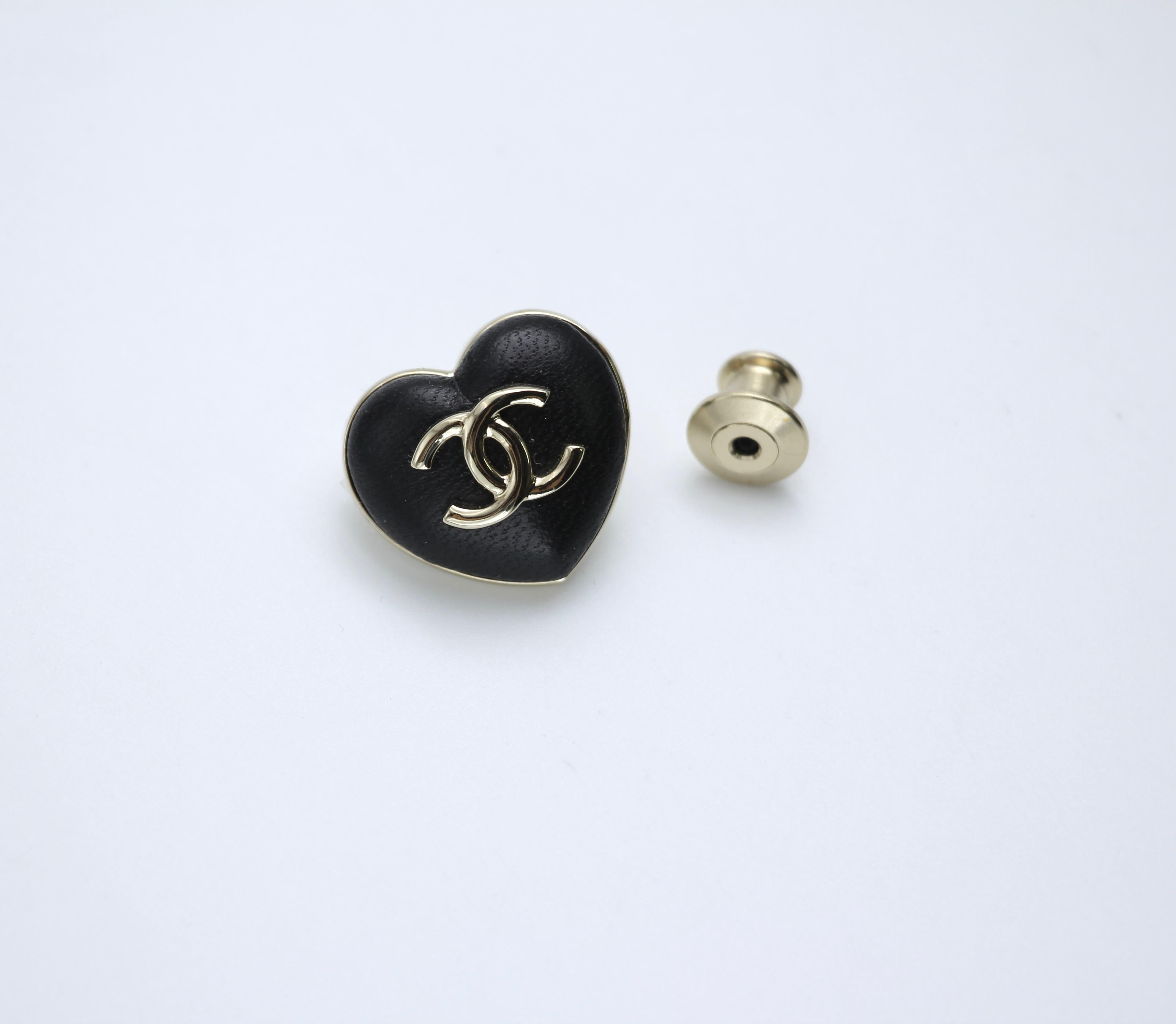 CHANEL Chanel Vintage 22K Pale Gold Metal And Black Leather Heart Shape Round Buckle Brooch - Onesize Fashion Jewellery - Vintage fashion from Top Quality Luxury Designers Bag