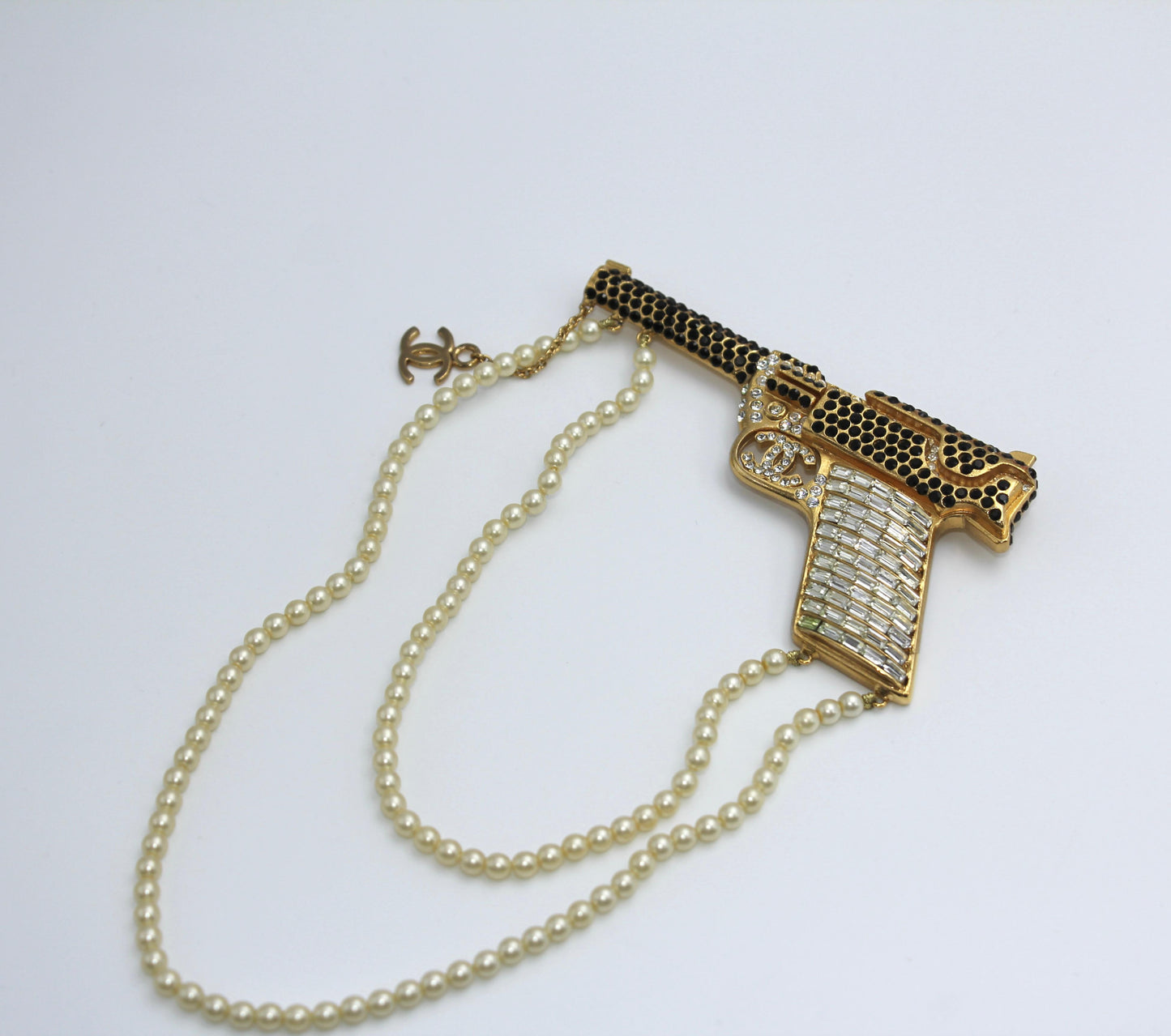 CHANEL Chanel Vintage 01A Rhinestone Cc Imitation Pearl Chain Large Pistol Brooch - Onesize chain - Secondhand luxury from Top Quality Luxury Designers Bag