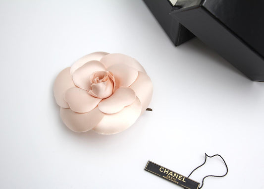 CHANEL Vintage Chanel 81 85 Champagne Pink Camellia Silk Brooch - Onesize Fashion Jewellery - Used fashion item from Top Quality Luxury Designers Bag