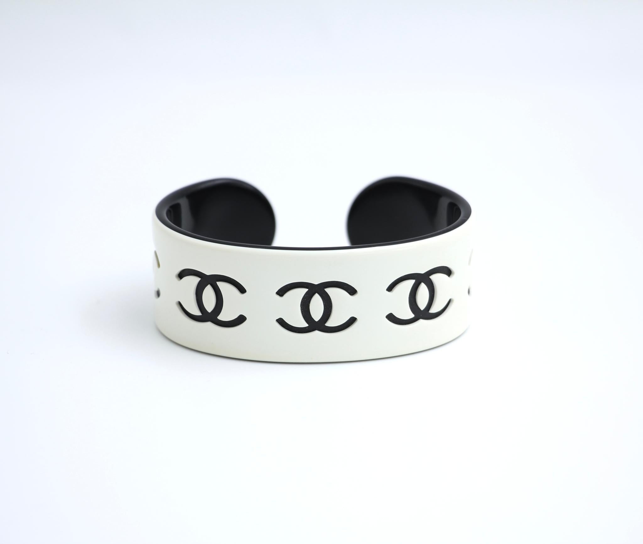 CHANEL Chanel Vintage 02P Resin Black And White Cc Choker - Onesize Fashion Jewellery - Vintage fashion from Top Quality Luxury Designers Bag