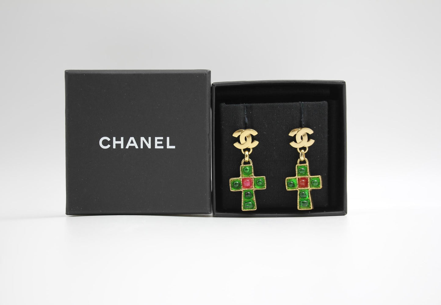 CHANEL Chanel Vintage 02P Green And Red Glass Gold-Plated Cross Earrings - Onesize Fashion Jewellery - Vintage fashion from Top Quality Luxury Designers Bag