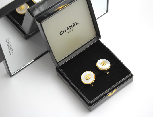 CHANEL Chanel Vintage 95A Mother-Of-Pearl Round White Thin Cc Earrings - Onesize Fashion Jewellery - Secondhand luxury from Top Quality Luxury Designers Bag