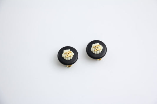 CHANEL Chanel Vintage 96C Gold Plated Resin Shell Cc Logo Ear Clip - Onesize Fashion Jewellery - Secondhand luxury from Top Quality Luxury Designers Bag
