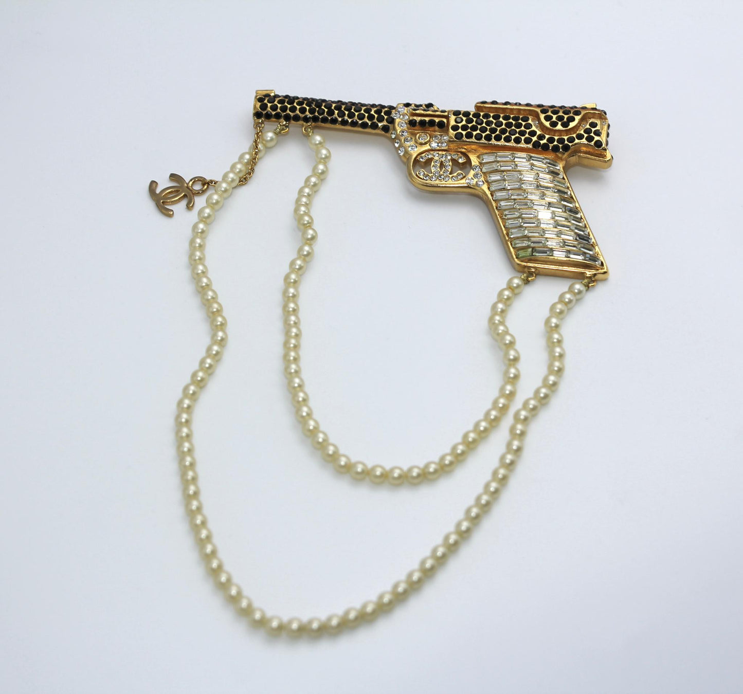 CHANEL Chanel Vintage 01A Rhinestone Cc Imitation Pearl Chain Large Pistol Brooch - Onesize Fashion Jewellery - Secondhand luxury from Top Quality Luxury Designers Bag