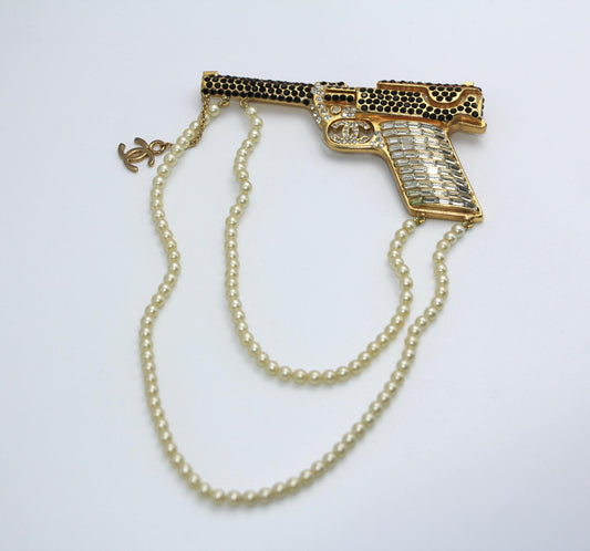 CHANEL Chanel Vintage 01A Rhinestone Cc Imitation Pearl Chain Large Pistol Brooch - Onesize Fashion Jewellery - Secondhand luxury from Top Quality Luxury Designers Bag
