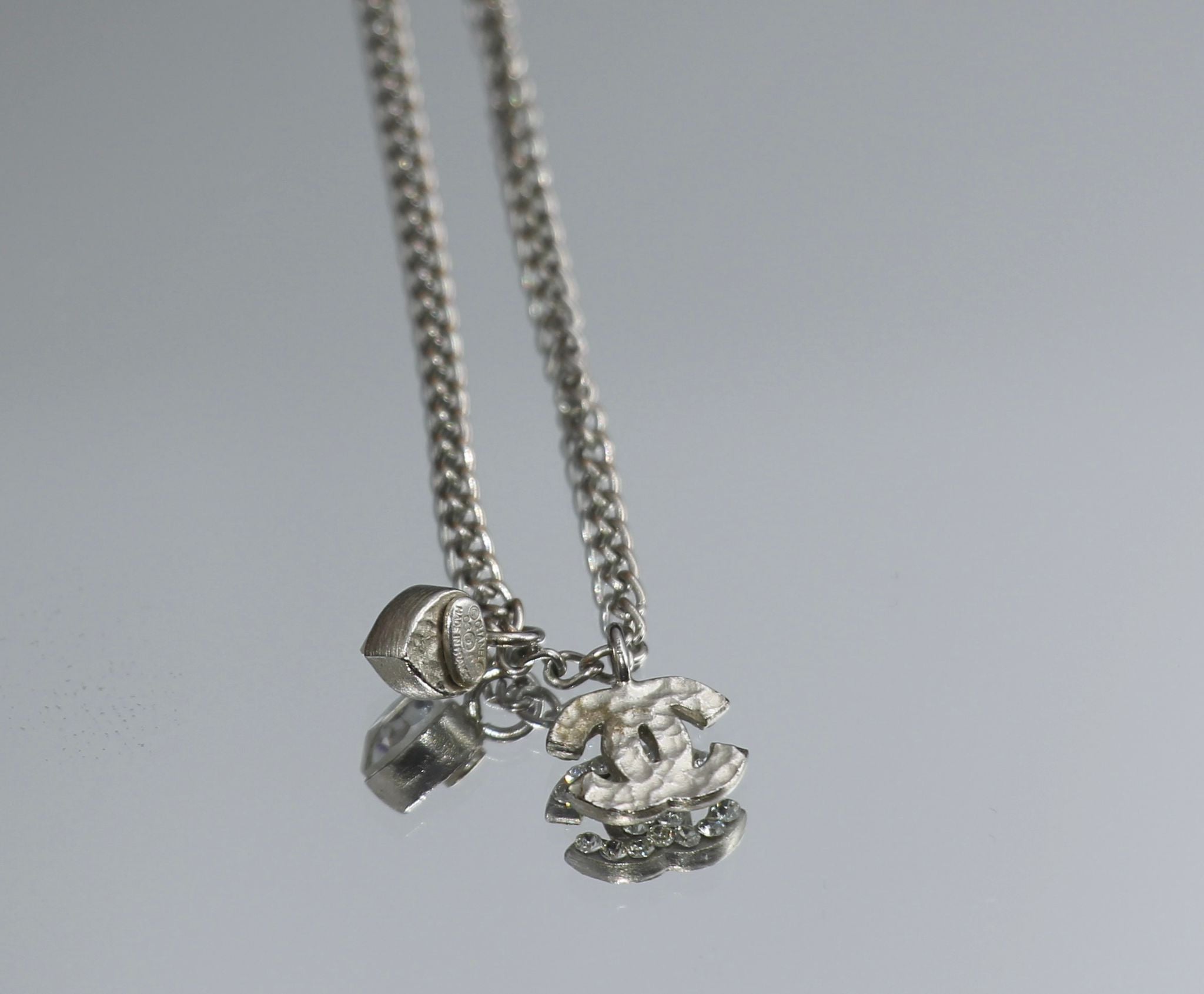 CHANEL Chanel Vintage 06P Rhinestone Silver Heart-Shaped Necklace - Onesize Fashion Jewellery - Secondhand luxury from Top Quality Luxury Designers Bag