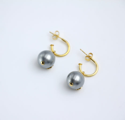 CHANEL Chanel Vintage 2002 Imitation Pearl Gray Wave Dangle Earrings 1 - Onesize Fashion Jewellery - Vintage fashion from Top Quality Luxury Designers Bag