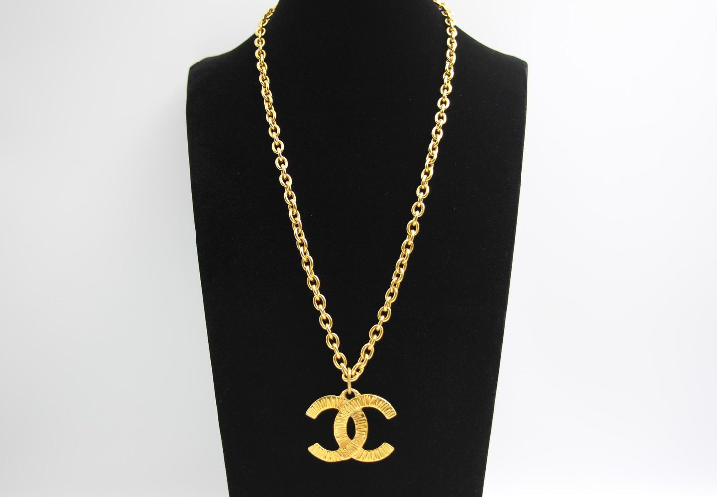 CHANEL Chanel Vintage 81 85 Year Gold Plated Brushed Line Long Necklace - Onesize Fashion Jewellery - Used fashion item from Top Quality Luxury Designers Bag