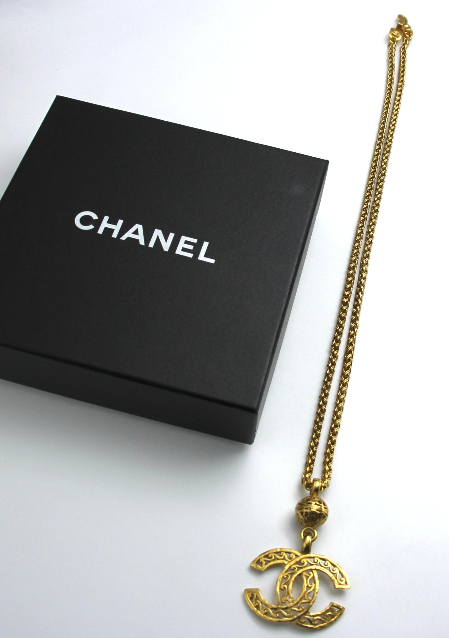 CHANEL Chanel Vintage 95A Wavy Hollow Ball Pendant Necklace - Onesize Fashion Jewellery - Vintage fashion from Top Quality Luxury Designers Bag