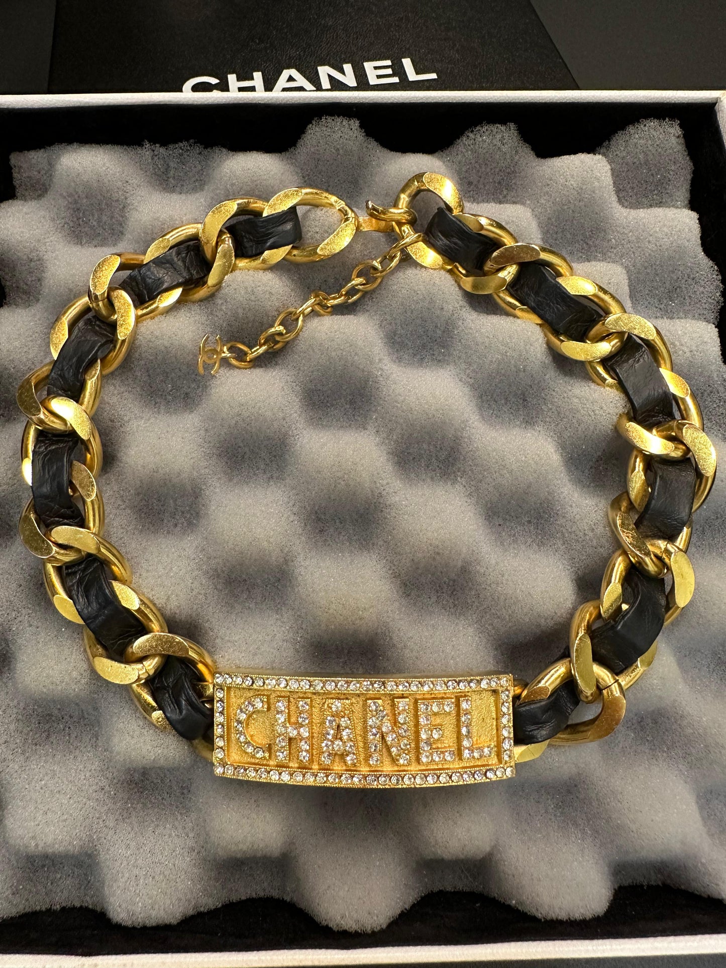 CHANEL Chanel Vintage 95P Gold-Plated Rhinestone Leather Chain Choker - Onesize Fashion Jewellery - Secondhand luxury from Top Quality Luxury Designers Bag