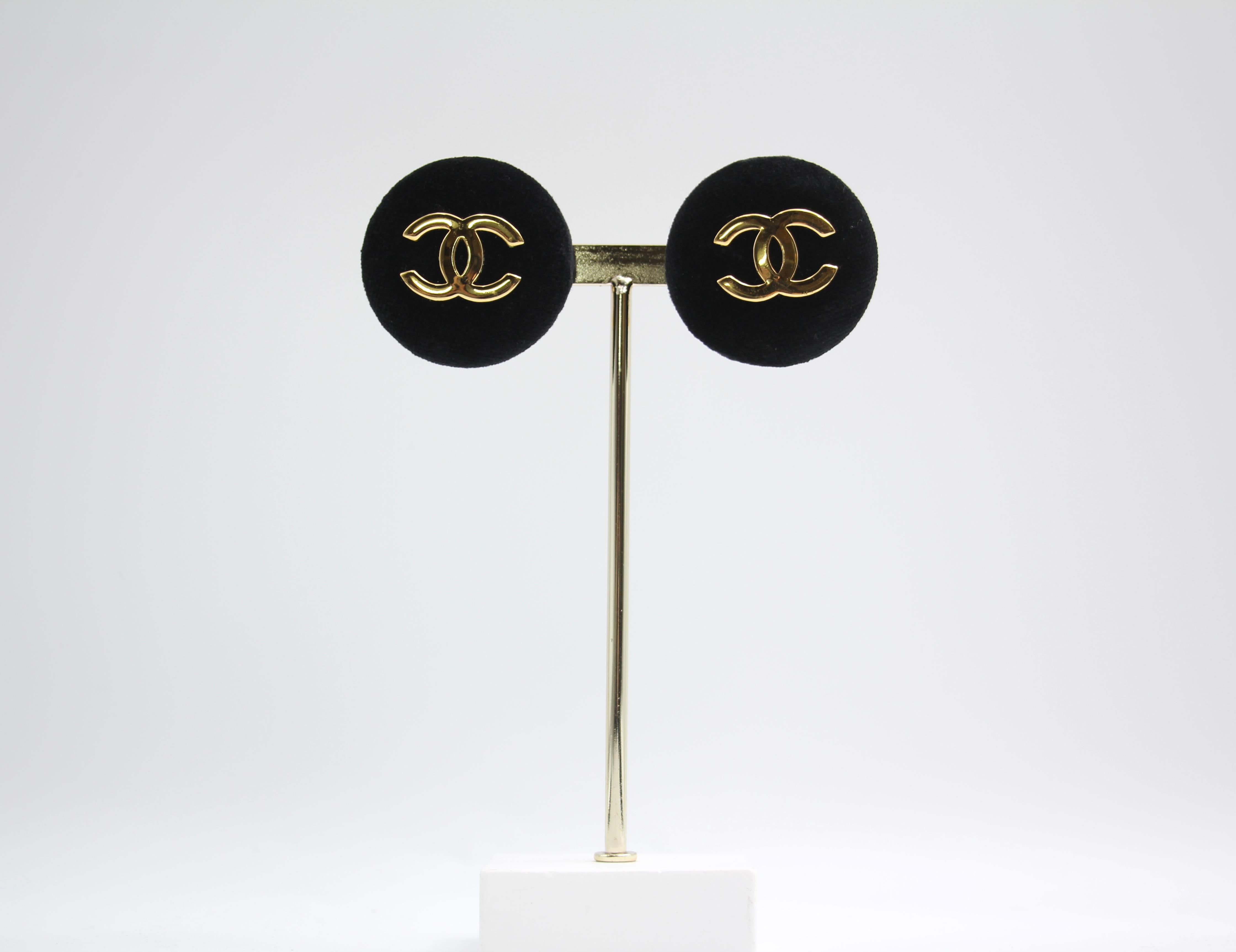 CHANEL Chanel Vintage 86 Black Velvet Gold-Plated Round Large Cc Earrings - Onesize Fashion Jewellery - Used fashion item from Top Quality Luxury Designers Bag