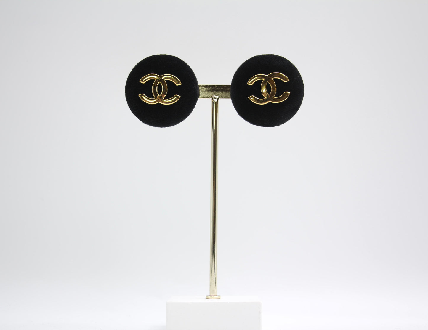 CHANEL Chanel Vintage 86 Black Velvet Gold-Plated Round Large Cc Earrings - Onesize Fashion Jewellery - Used fashion item from Top Quality Luxury Designers Bag
