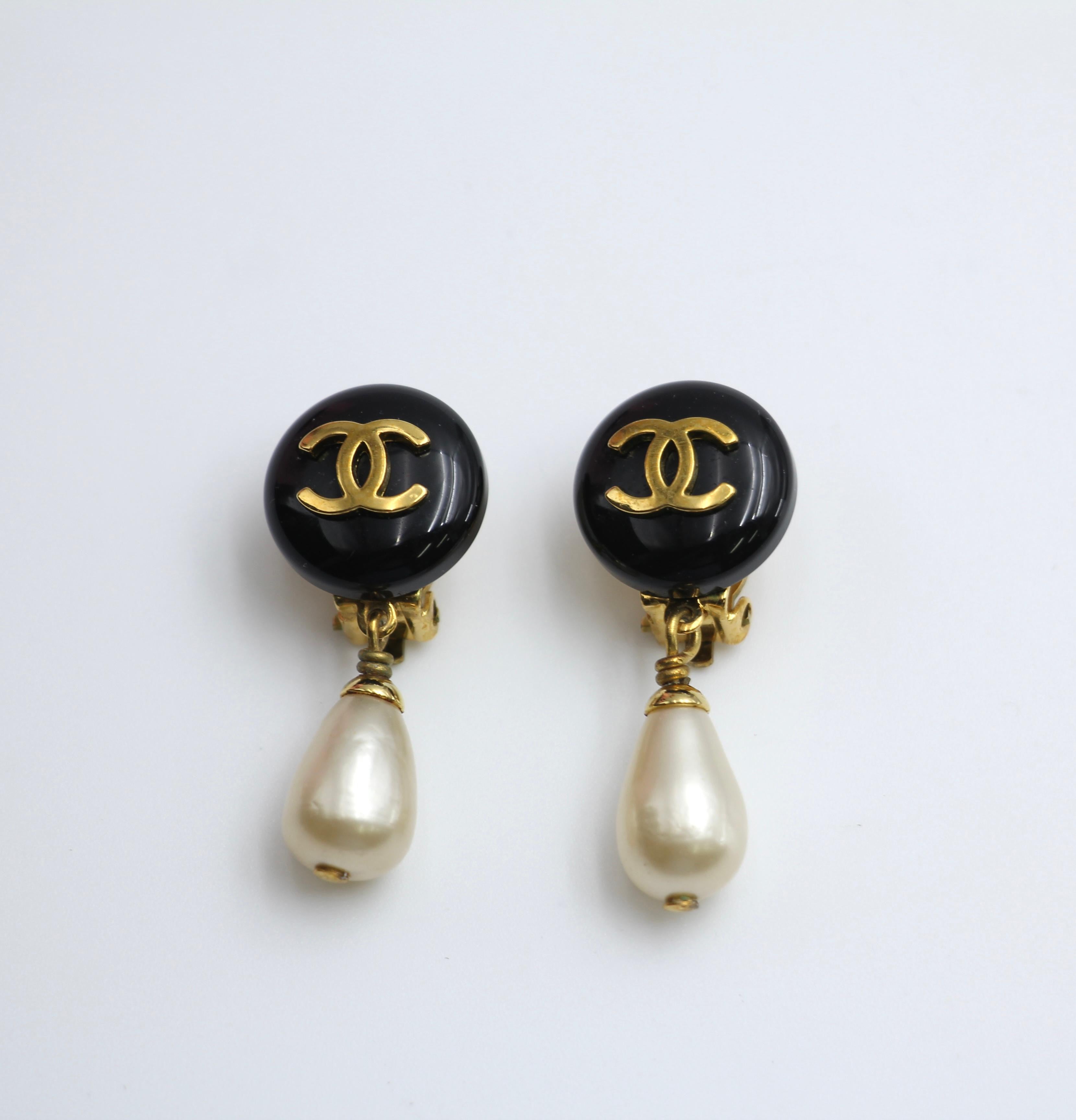 CHANEL Chanel Vintage 95P Resin Black Bean Imitation Pearl Earrings - Onesize Fashion Jewellery - Secondhand luxury from Top Quality Luxury Designers Bag