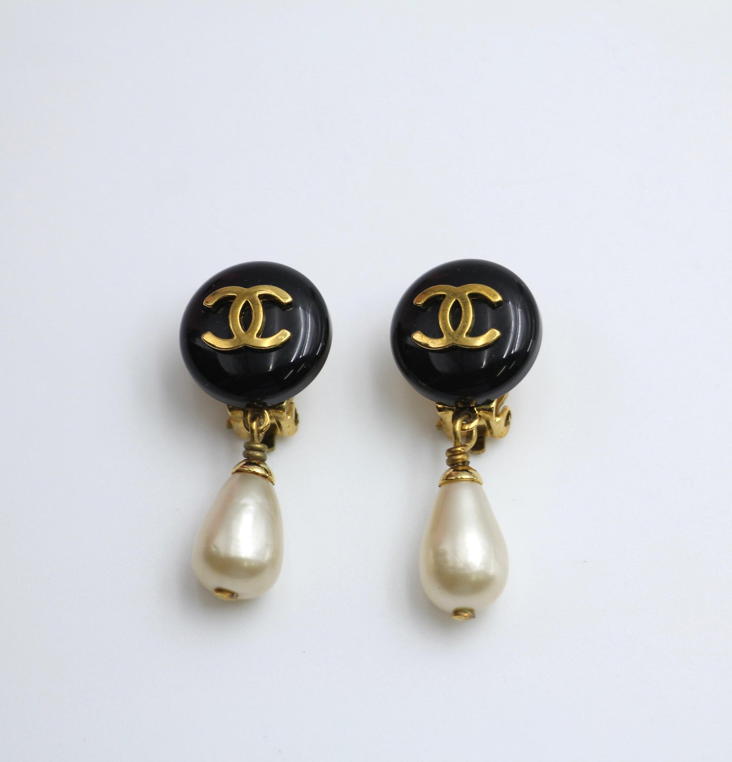 CHANEL Chanel Vintage 95P Resin Black Bean Imitation Pearl Earrings - Onesize Fashion Jewellery - Secondhand luxury from Top Quality Luxury Designers Bag