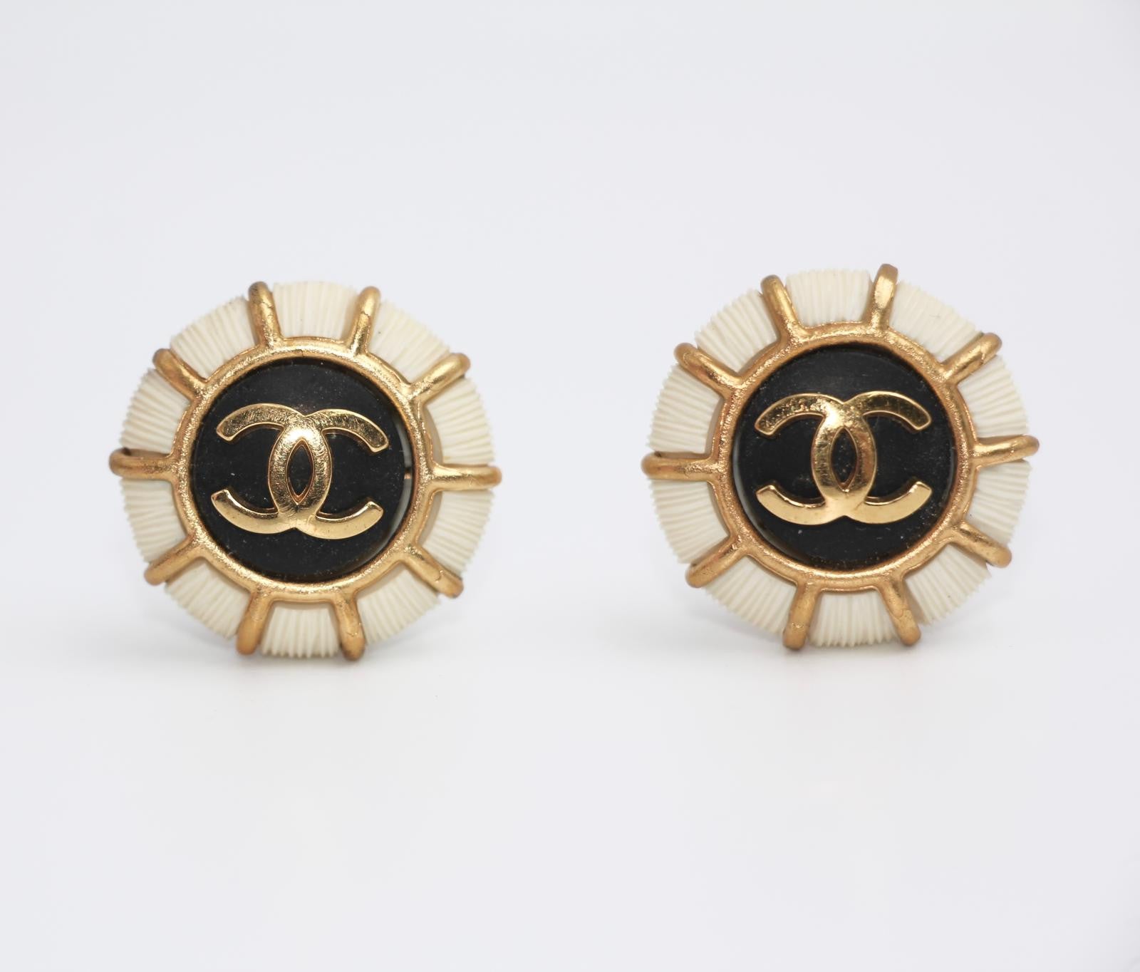 CHANEL Chanel Vintage 95A Resin Navy Style Clip-On Earrings - Onesize Fashion Jewellery - Used fashion item from Top Quality Luxury Designers Bag