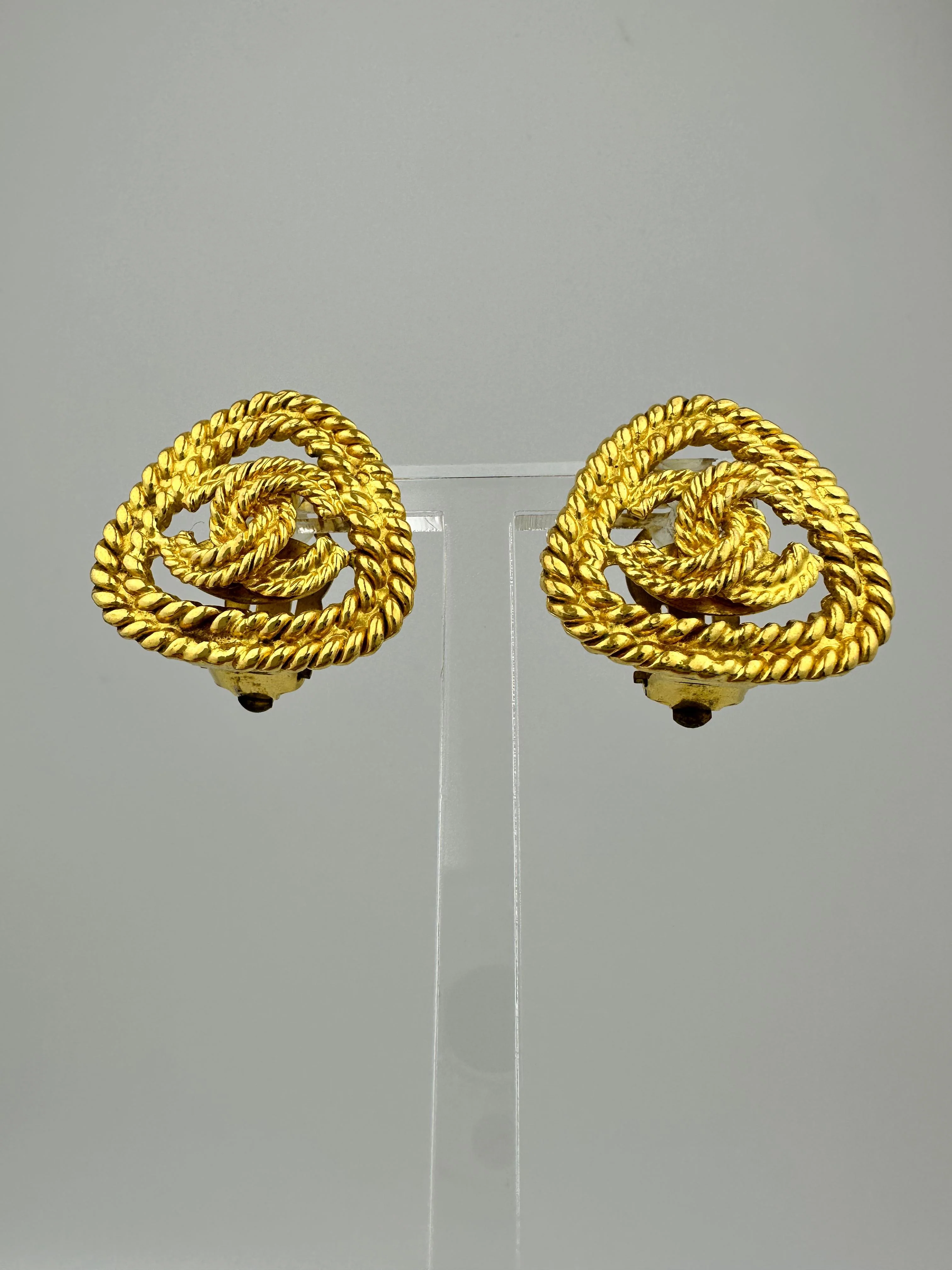 CHANEL 1991 Chanel Vintage Triangular Gold Plated Earrings - Onesize Fashion Jewellery - Secondhand luxury from Wararni