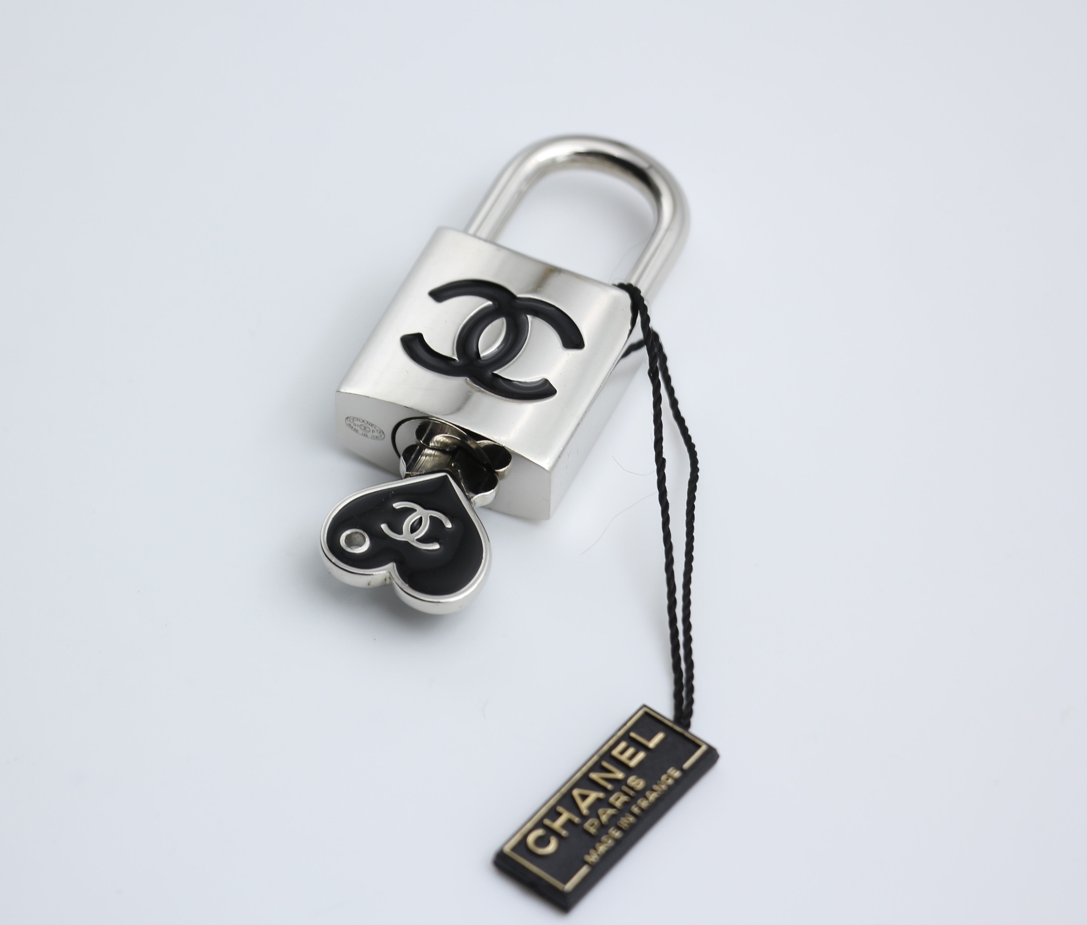 CHANEL Chanel Vintage 07P Metal Heart-Shaped Key - Onesize Accessories - Used fashion item from Top Quality Luxury Designers Bag