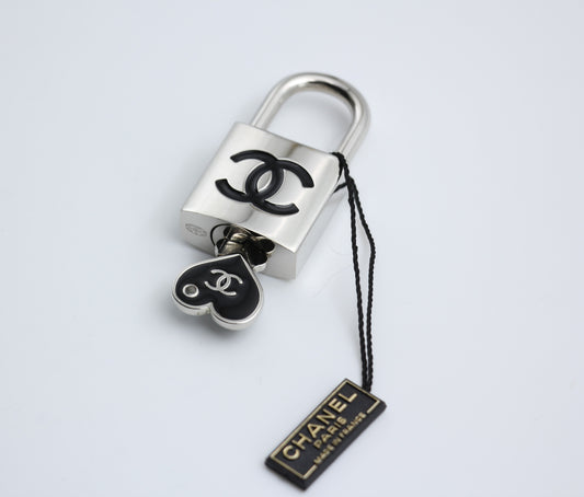 CHANEL Chanel Vintage 07P Metal Heart-Shaped Key - Onesize Accessories - Used fashion item from Top Quality Luxury Designers Bag