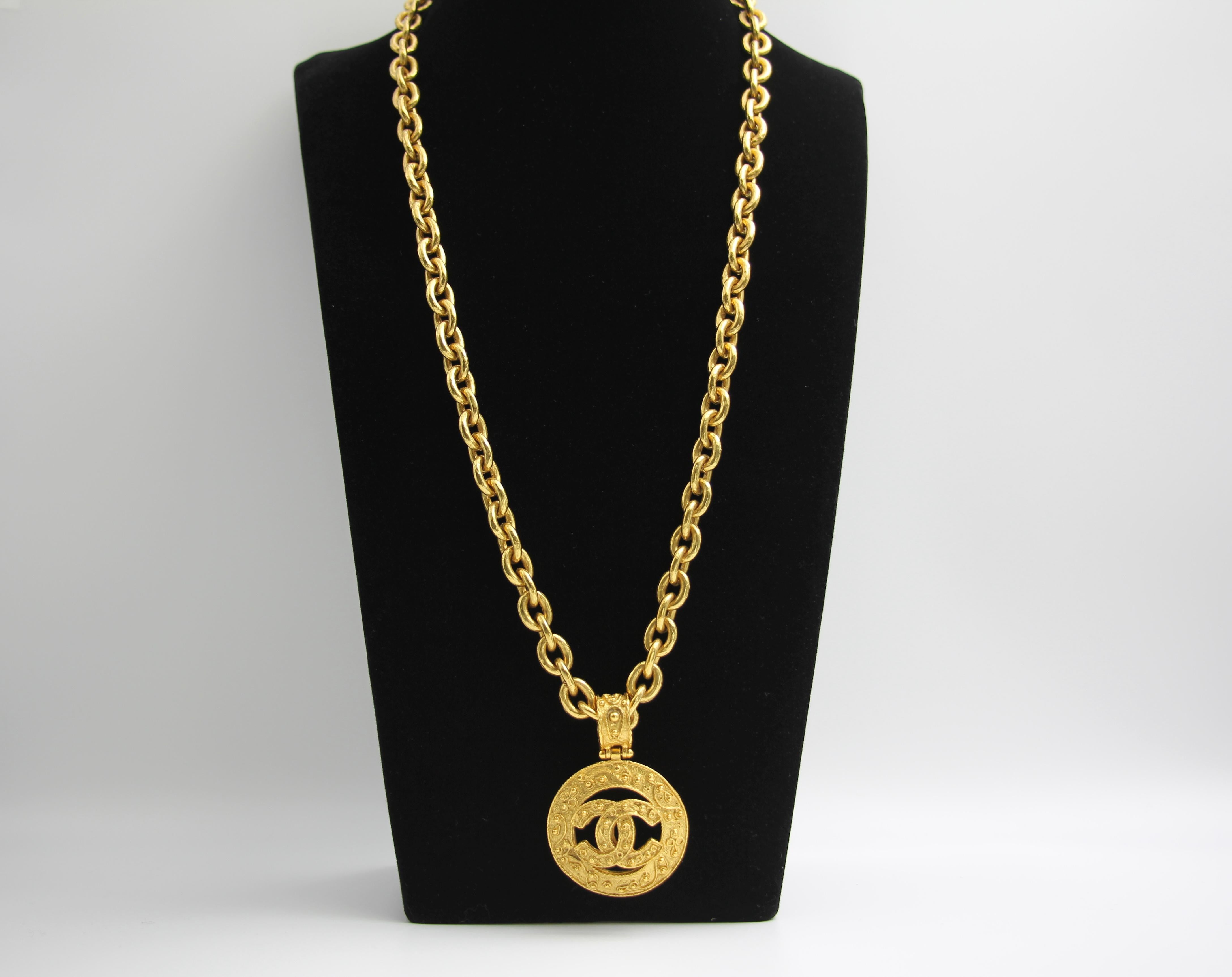 CHANEL Chanel Vintage 94A Gold Plated Medal Pendant Long Necklace - Onesize Fashion Jewellery - Secondhand luxury from Top Quality Luxury Designers Bag