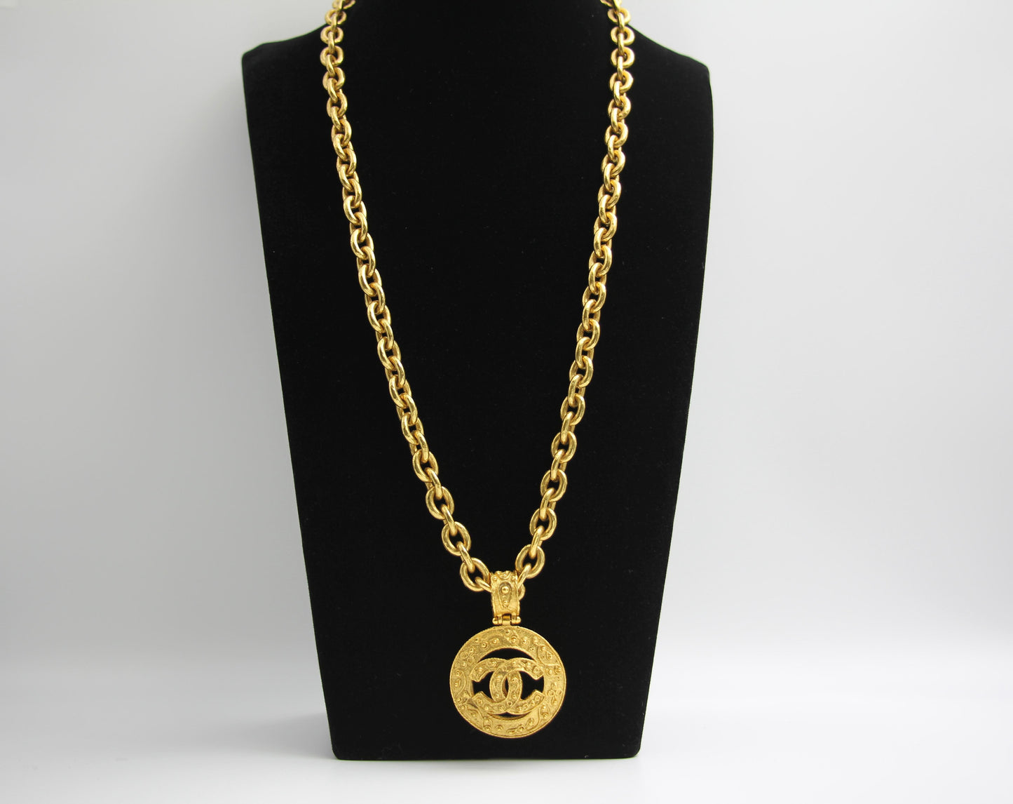 CHANEL Chanel Vintage 94A Gold Plated Medal Pendant Long Necklace - Onesize Fashion Jewellery - Secondhand luxury from Top Quality Luxury Designers Bag