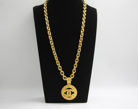 CHANEL Chanel Vintage 94A Gold Plated Medal Pendant Long Necklace - Onesize Fashion Jewellery - Secondhand luxury from Top Quality Luxury Designers Bag