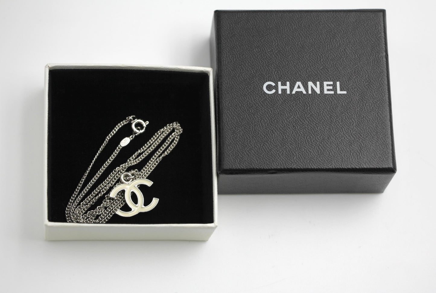 CHANEL Chanel Vintage 05V Enamel White Necklace - Onesize Fashion Jewellery - Secondhand luxury from Top Quality Luxury Designers Bag