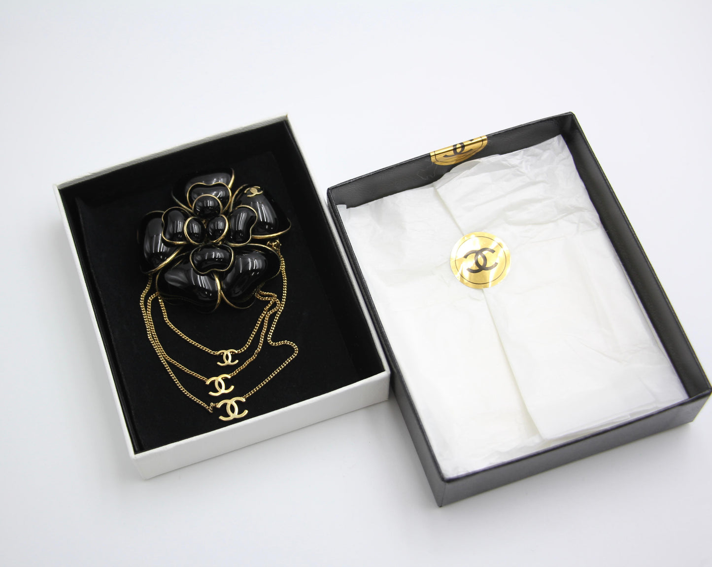 CHANEL Chanel Vintage 02A Imitation Pearl Black Camellia Three Cc Brooch - Onesize Fashion Jewellery - Secondhand luxury from Top Quality Luxury Designers Bag