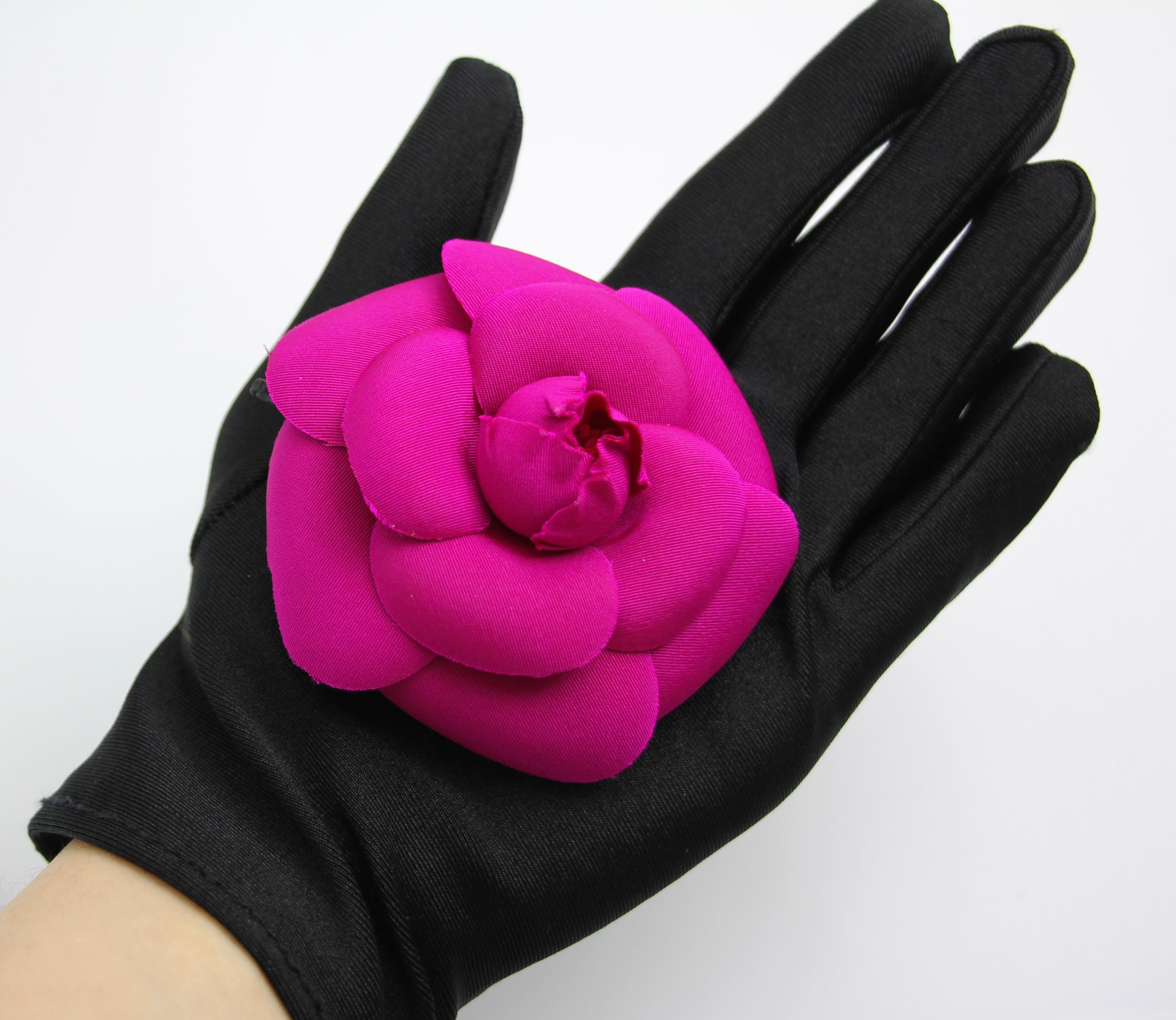 CHANEL Chanel Vintage 81 85 Silk Red Camellia Brooch - Onesize Fashion Jewellery - Used fashion item from Top Quality Luxury Designers Bag