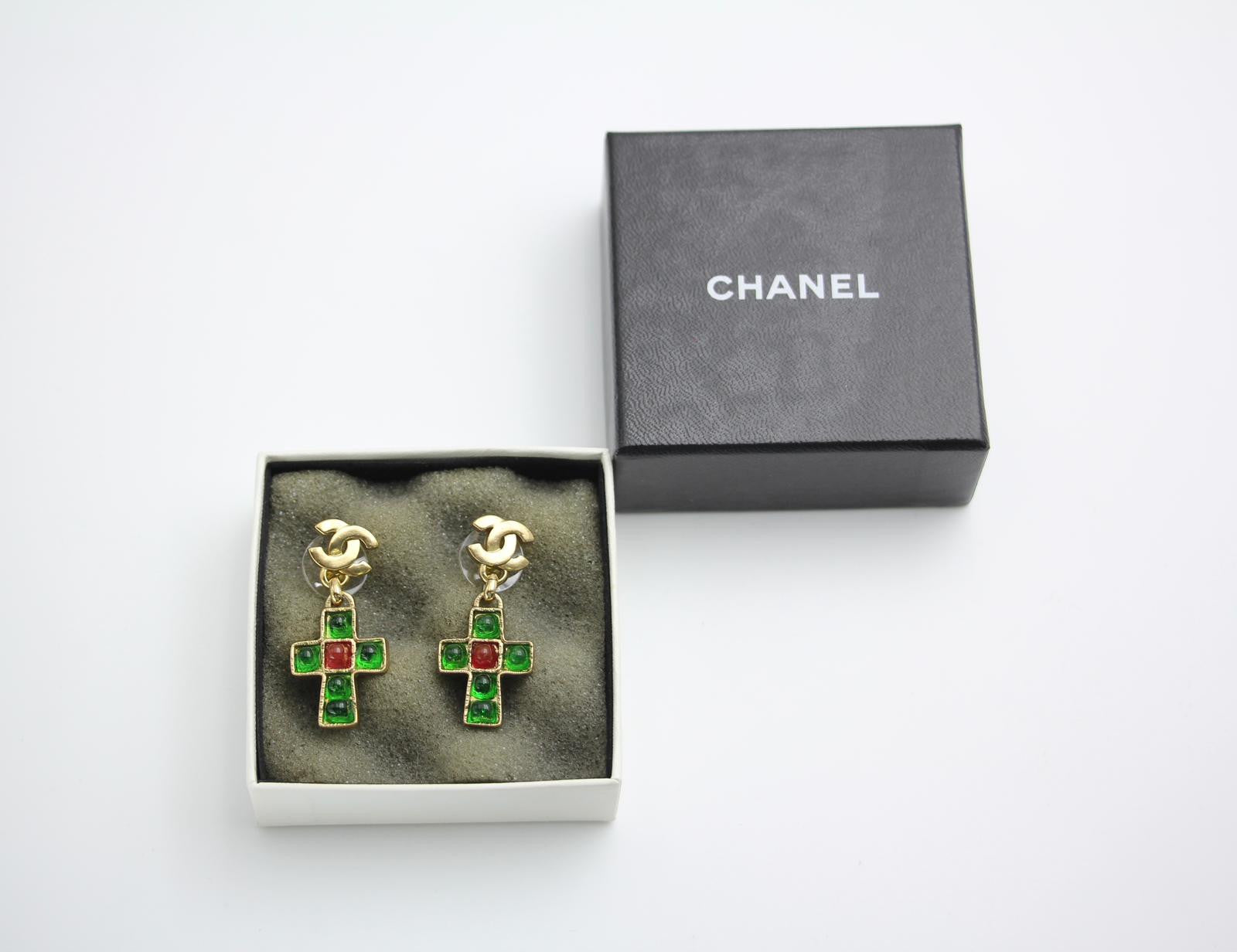 CHANEL Chanel Vintage 02P Green And Red Glass Gold-Plated Cross Earrings 1 - Onesize Fashion Jewellery - Used fashion item from Top Quality Luxury Designers Bag