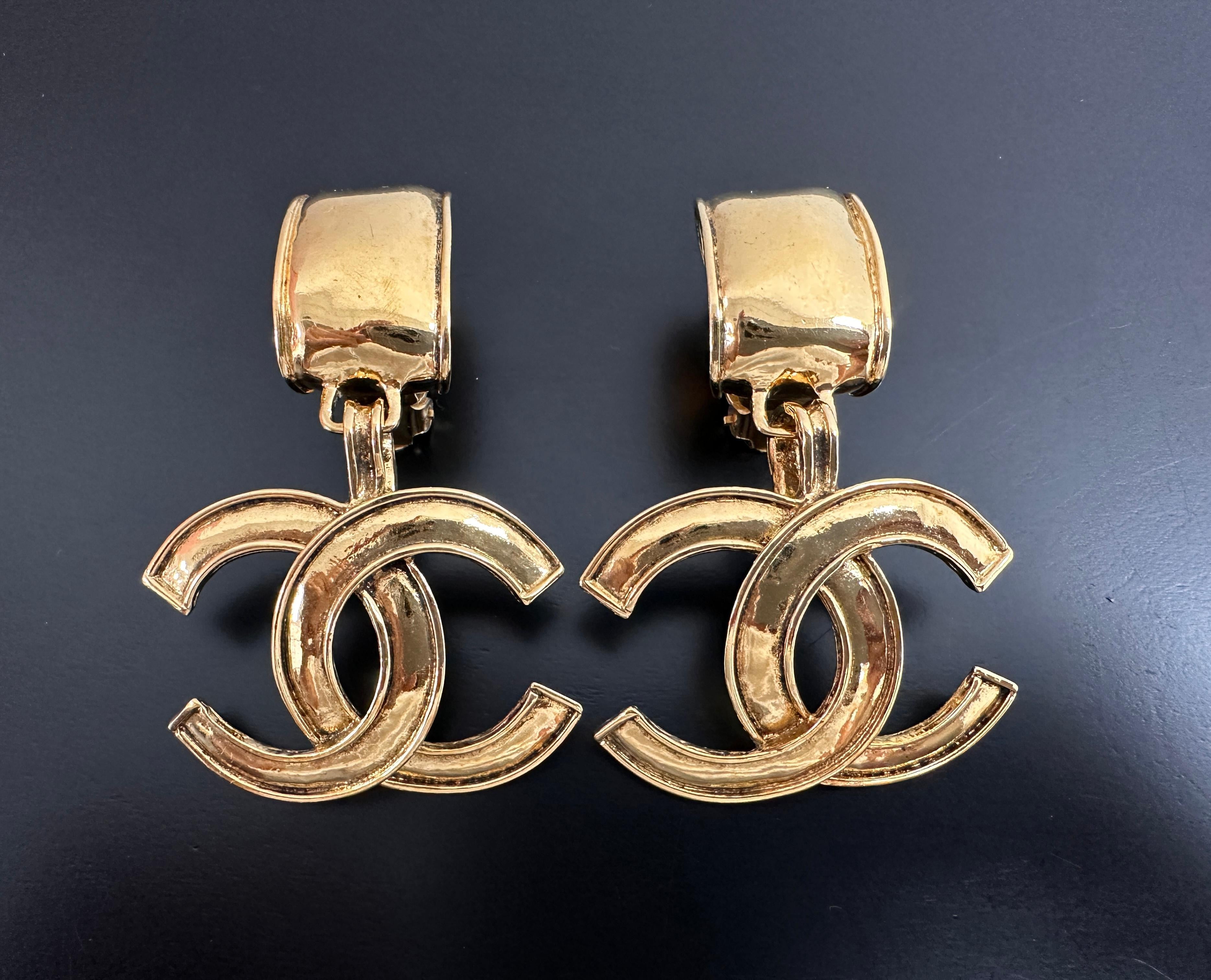 CHANEL Chanel Vintage 94P Gold-Plated Bright Gold Characteristic Pendant Large Ear Clips - Onesize Fashion Jewellery - Used fashion item from Top Quality Luxury Designers Bag