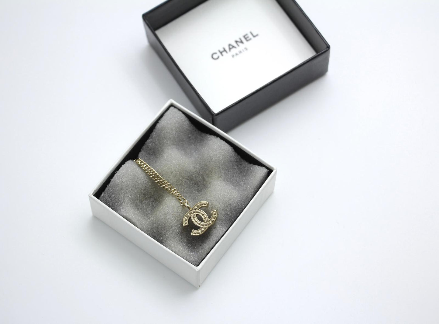 CHANEL Chanel Vintage 07V Metallic Silver Cc Necklace - Onesize Fashion Jewellery - Vintage fashion from Top Quality Luxury Designers Bag