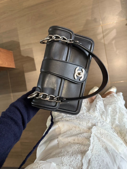 Chanel handbag in black and silver box calfskin with chain