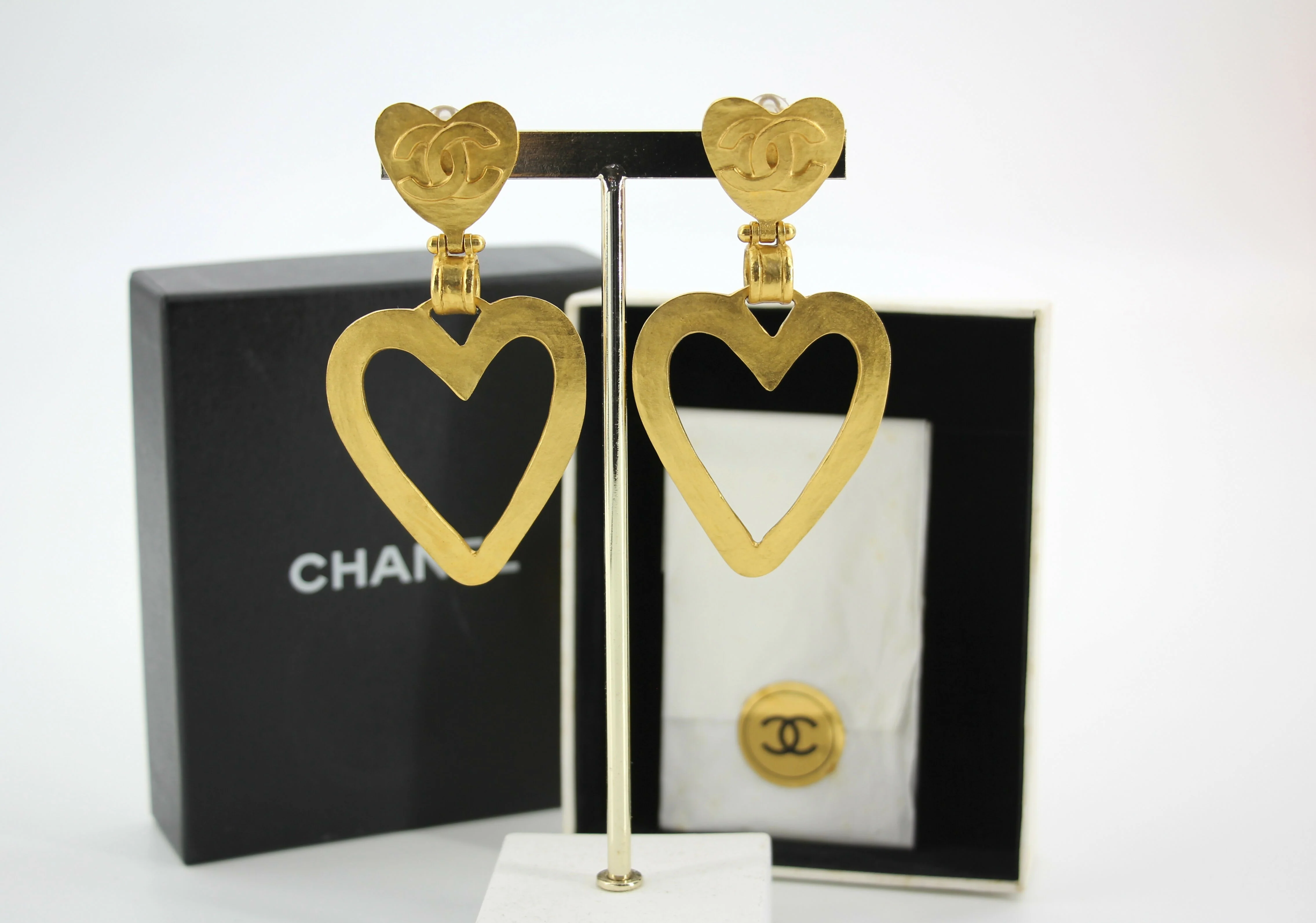 Chanel Vintage 95P Gold-Plated Matte Gold Heart-Shaped Pendant Clip-on Earrings
