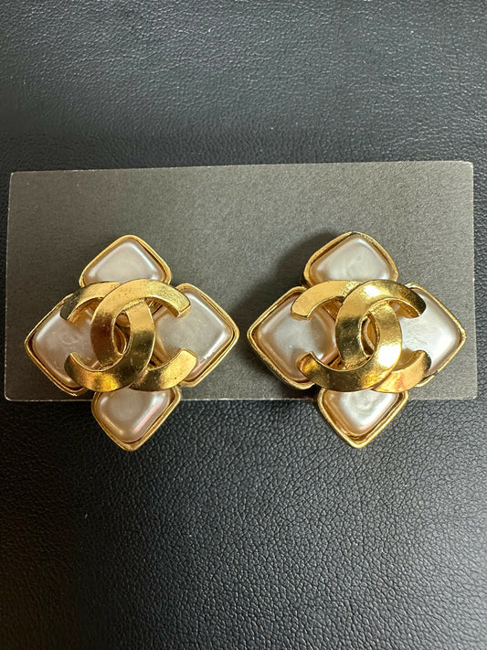 Chanel Vintage 95 Imitation Pearl  Gold Plated Rhombus CC Clip-on Earrings