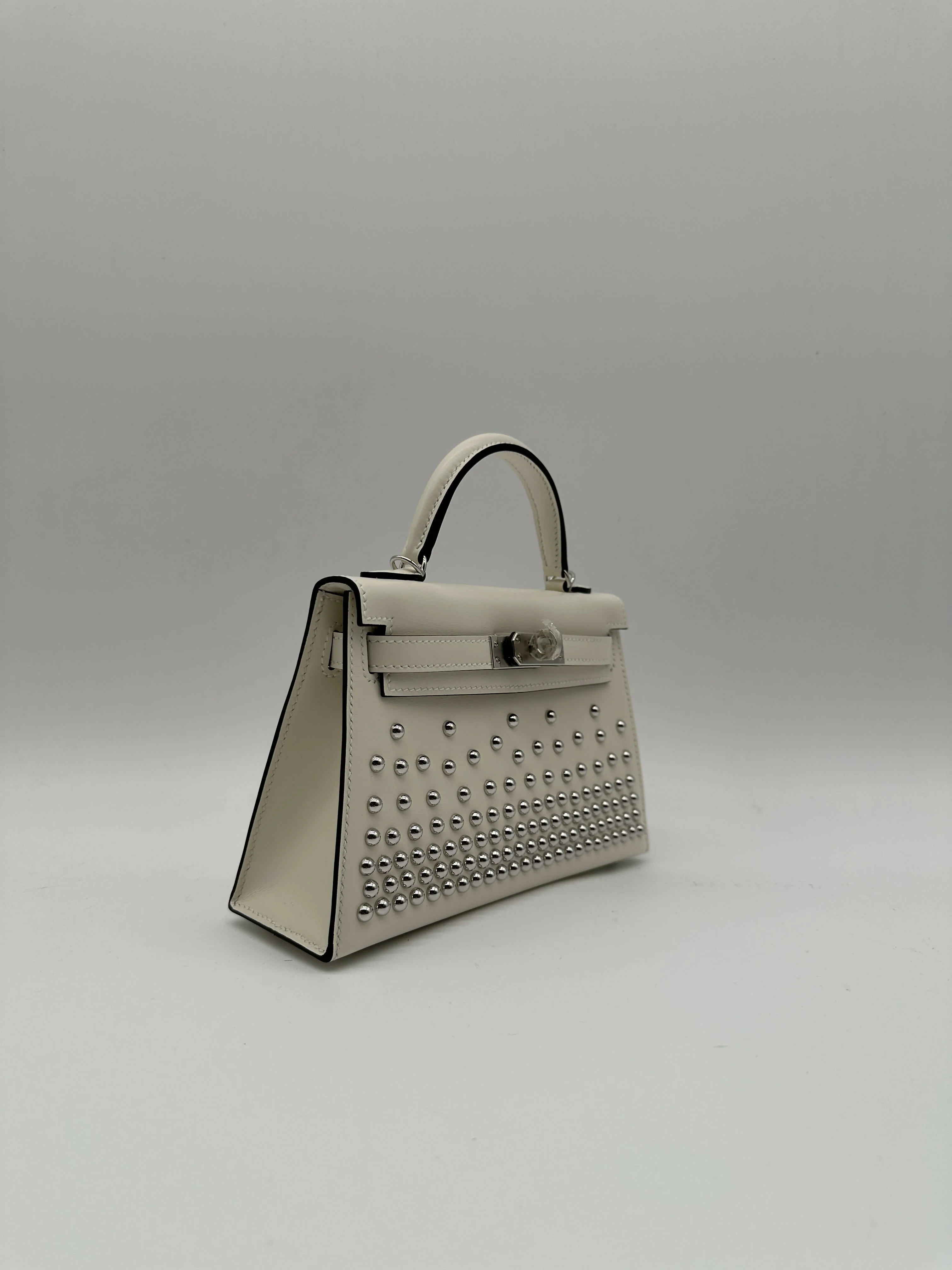 Hermès Kelly 20 Clouté Cream PHW G 2026