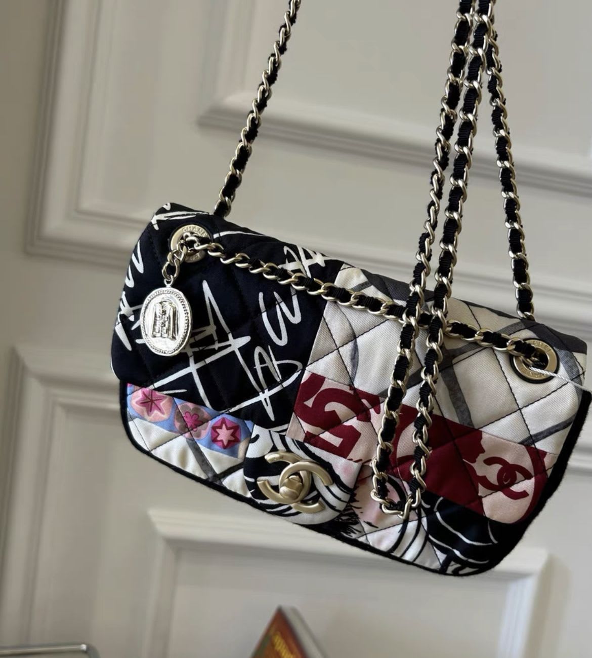 CHANEL Rare Chanel floral graffiti coco badge chain bag - Medium Crossbody Bag - Secondhand luxury from Top Quality Luxury Designers Bag