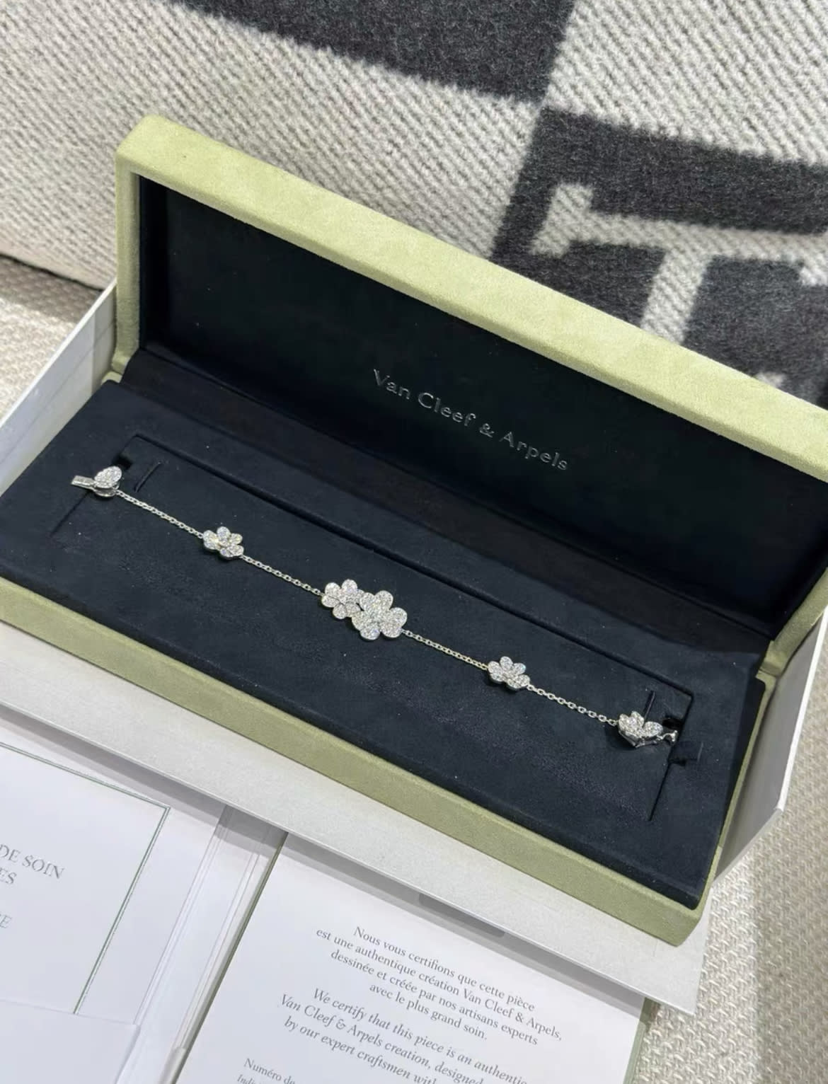 VCA Van Cleef  Arpels Frivole platinum full of diamonds and five flowers