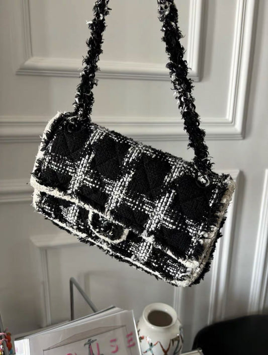 CHANEL Chanel Houndstooth Wool Medium Flap Bag - Medium Crossbody Bag - Vintage fashion from Top Quality Luxury Designers Bag