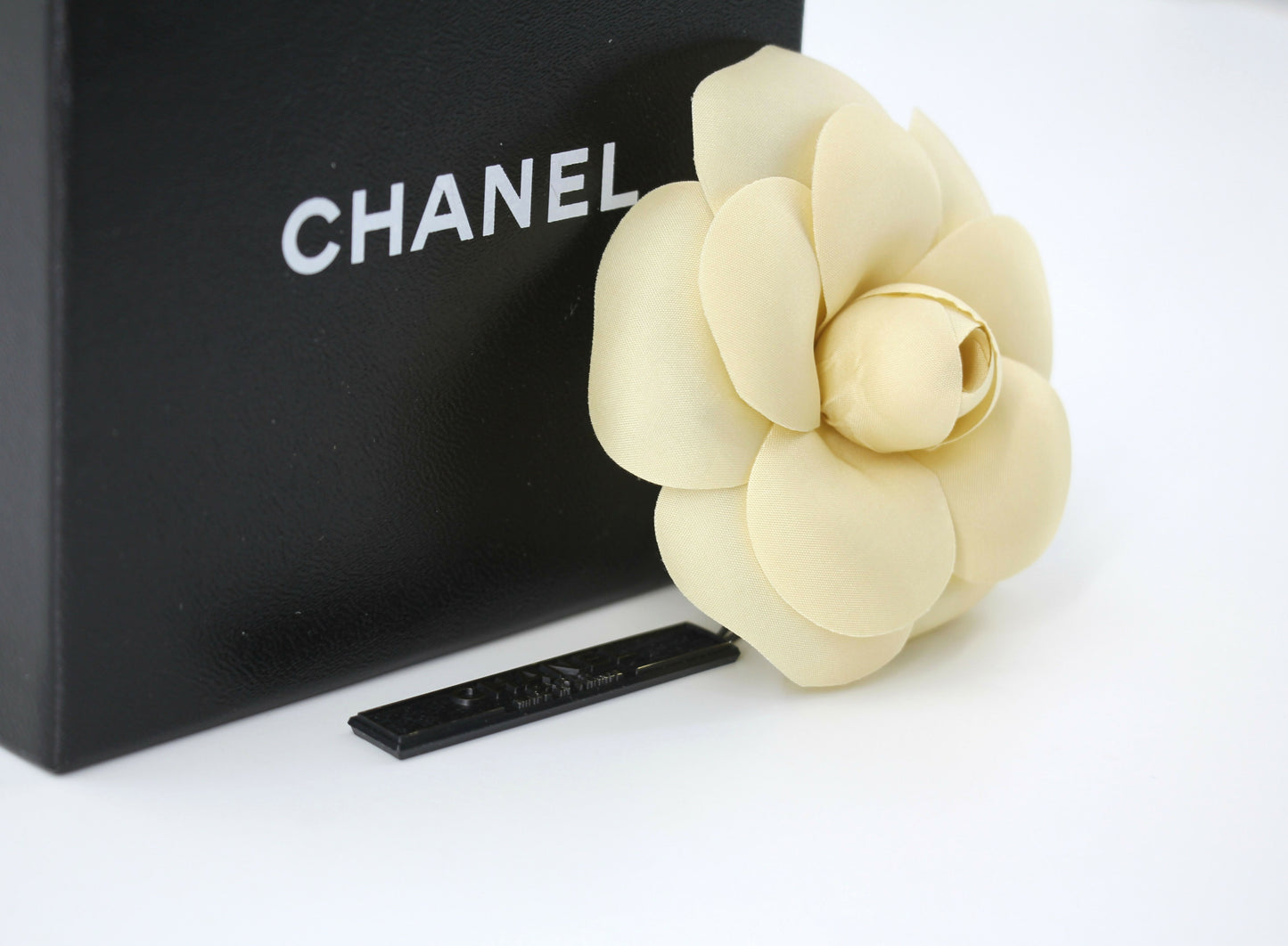 Chanel Vintage 81-85 Fabric Beige Camellia Brooch