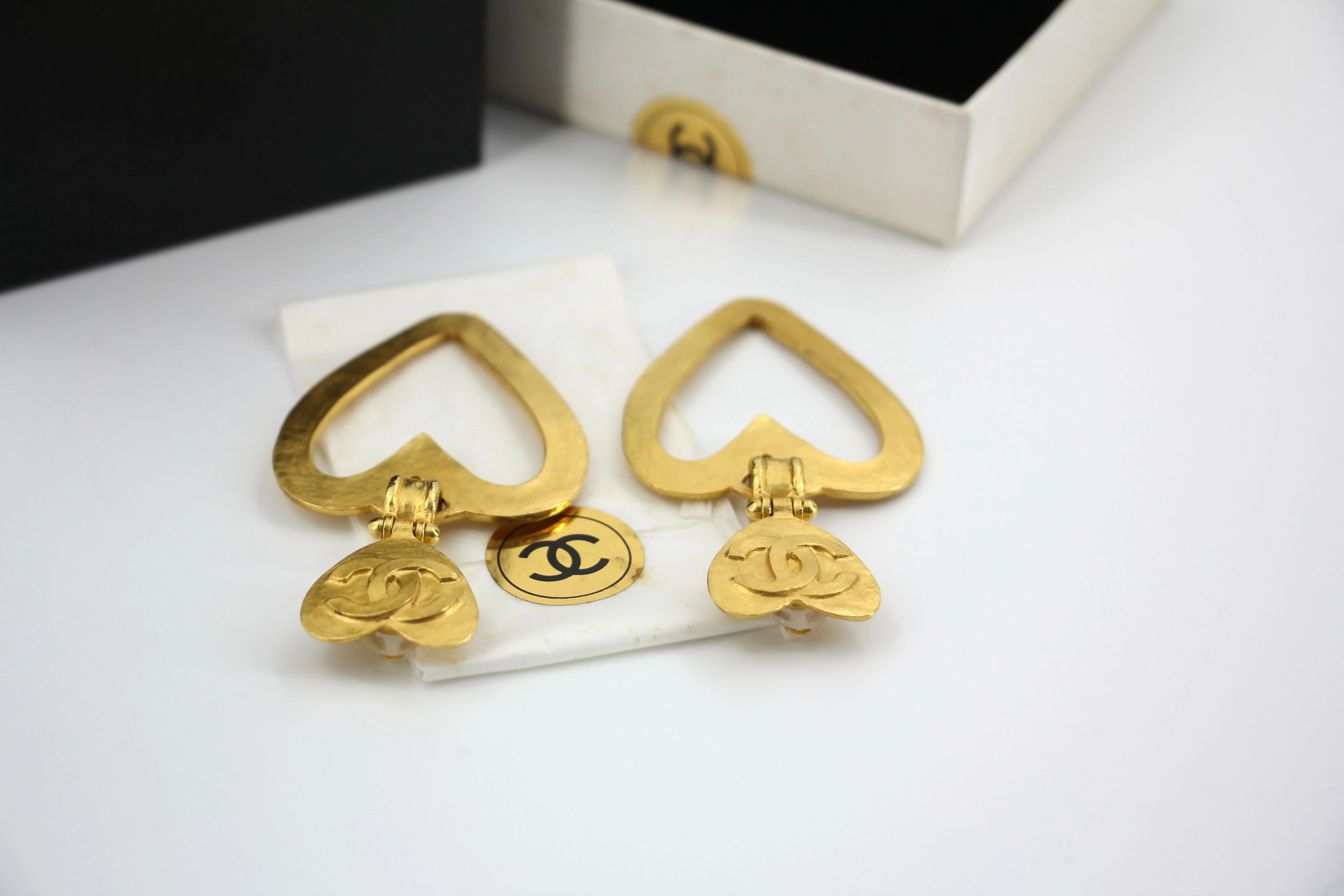 Chanel Vintage 95P Gold-Plated Matte Gold Heart-Shaped Pendant Clip-on Earrings
