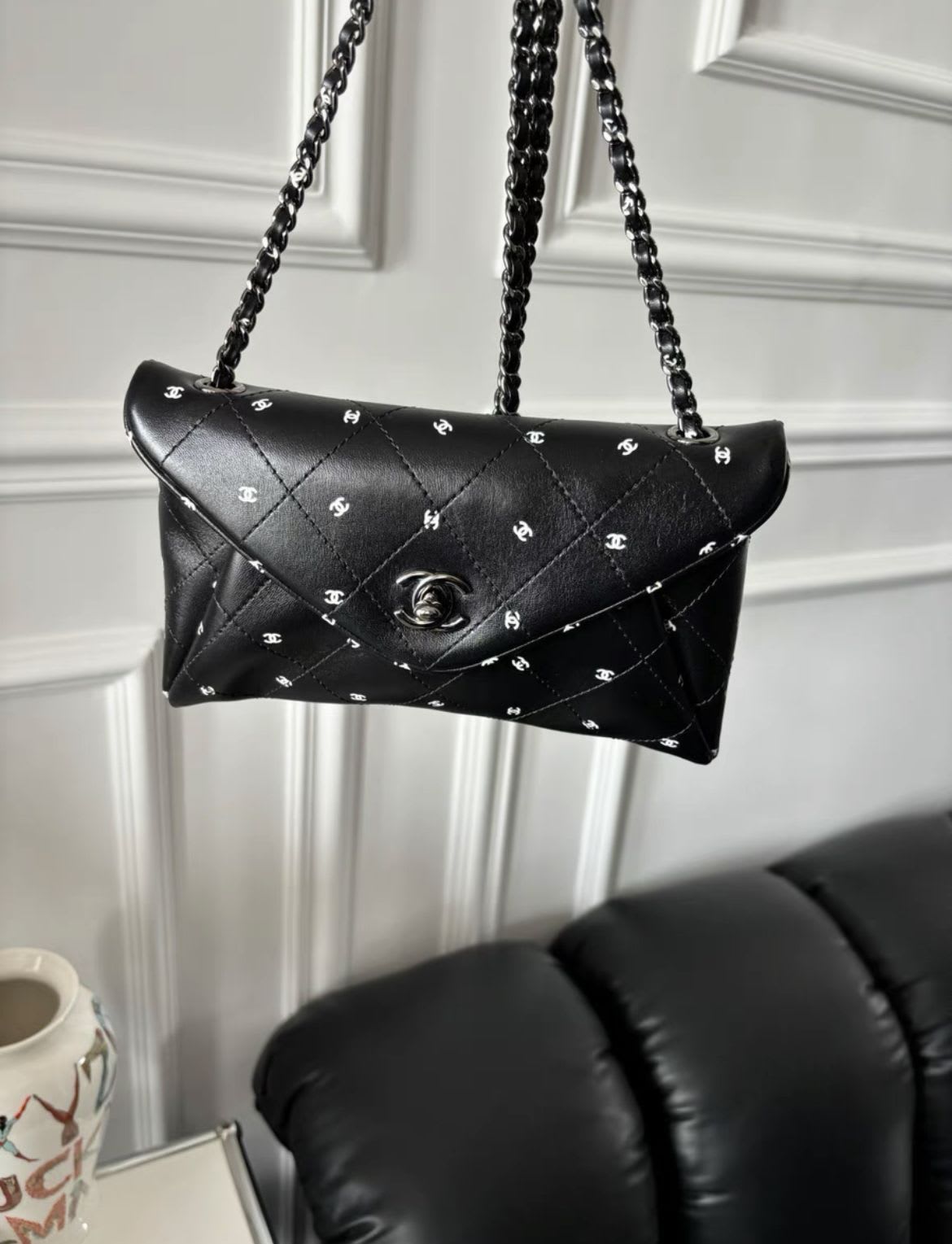 CHANEL Chanel22 black logo envelope bag - Small Clutch Bag - Secondhand luxury from Top Quality Luxury Designers Bag