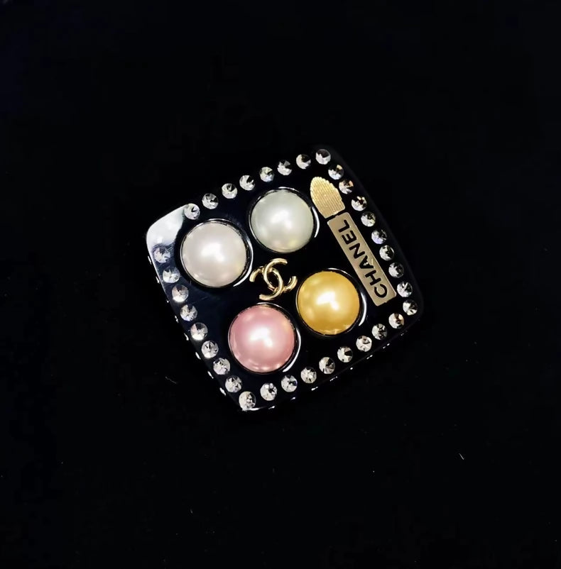 Chanel Spring/Summer 2021 eyeshadow palette brooch