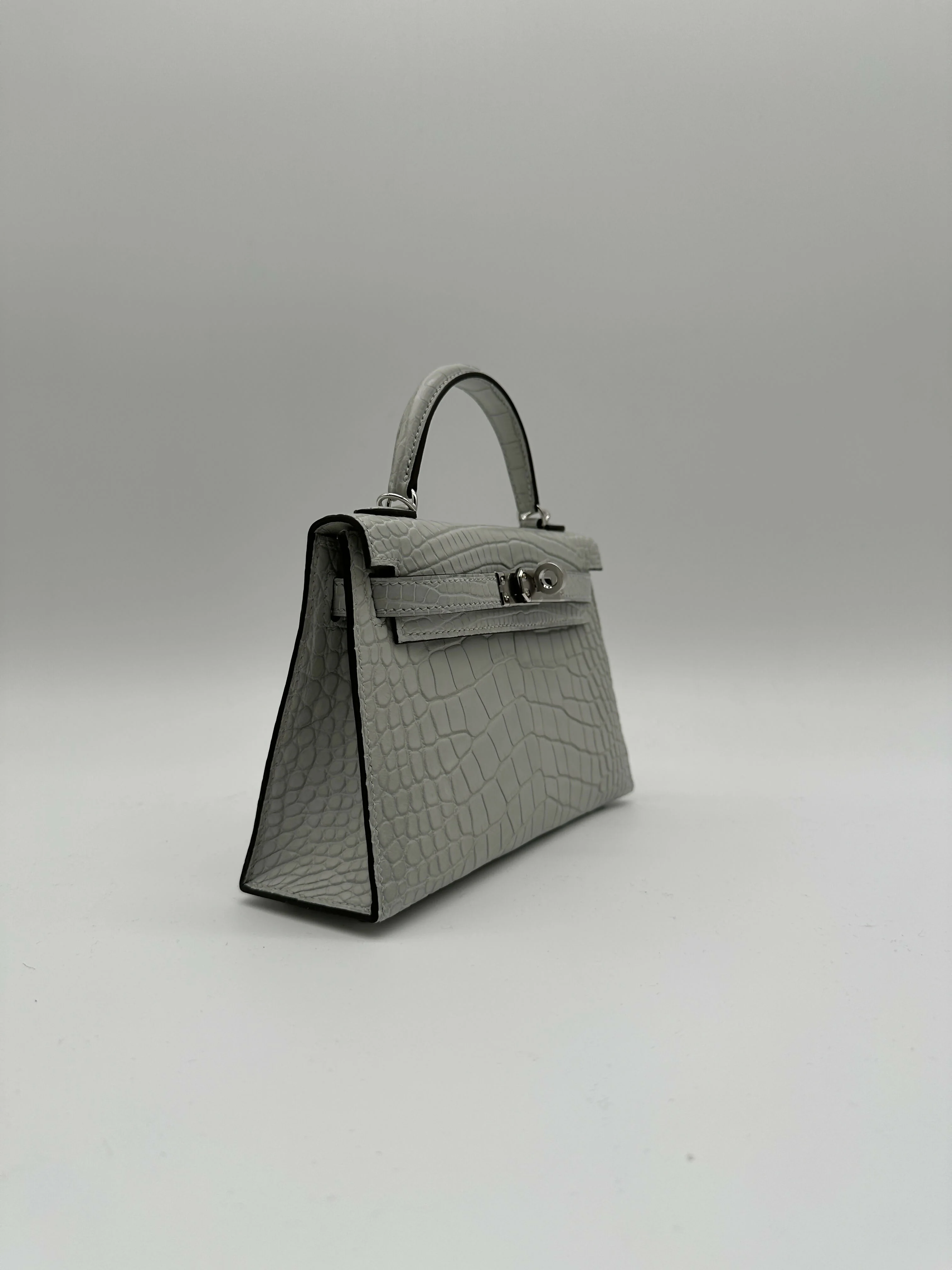 Hermès Kelly 20 Gris Neve Matte Alligator PHW K 2026