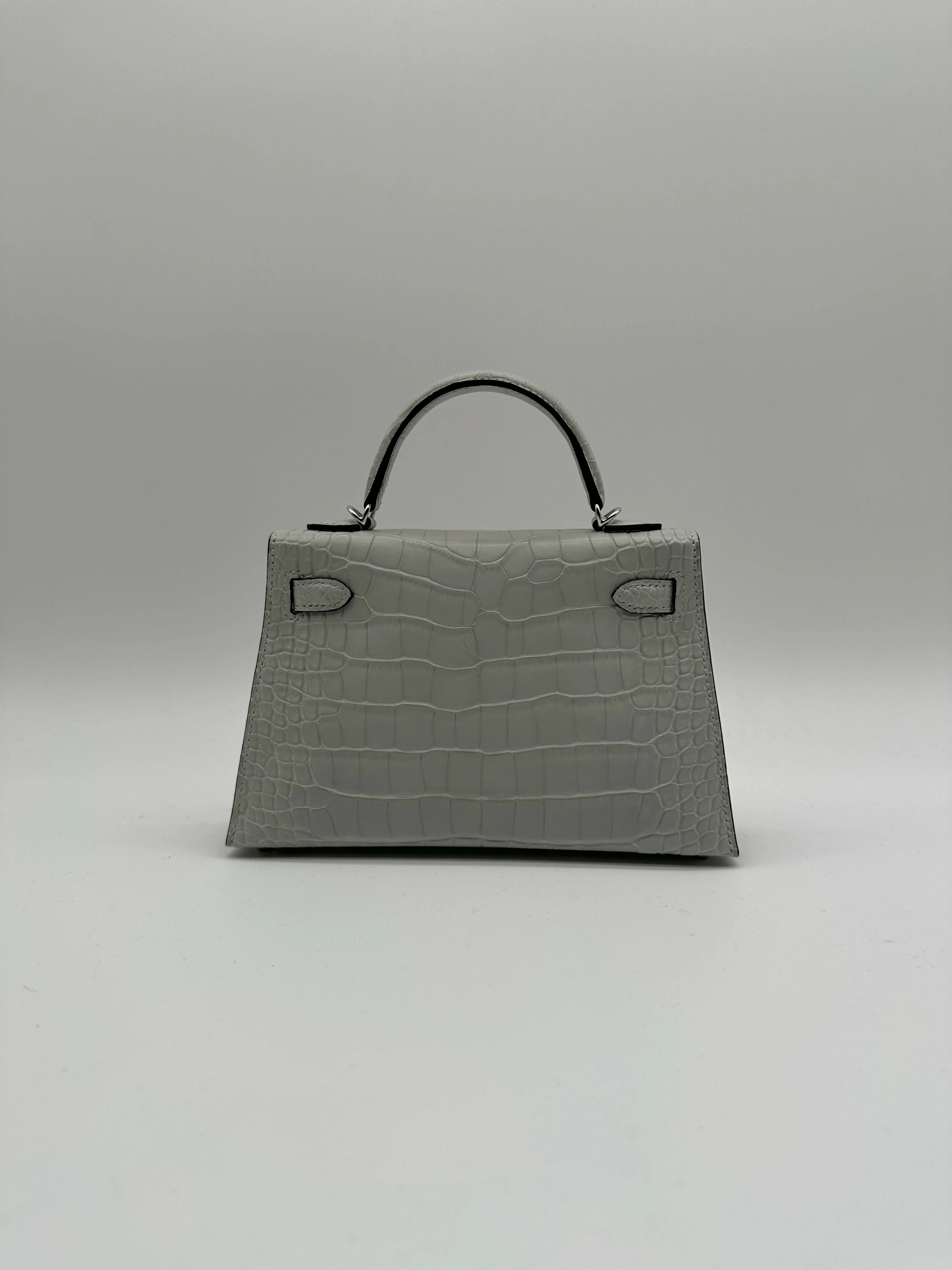 Hermès Kelly 20 Gris Neve Matte Alligator PHW K 2026
